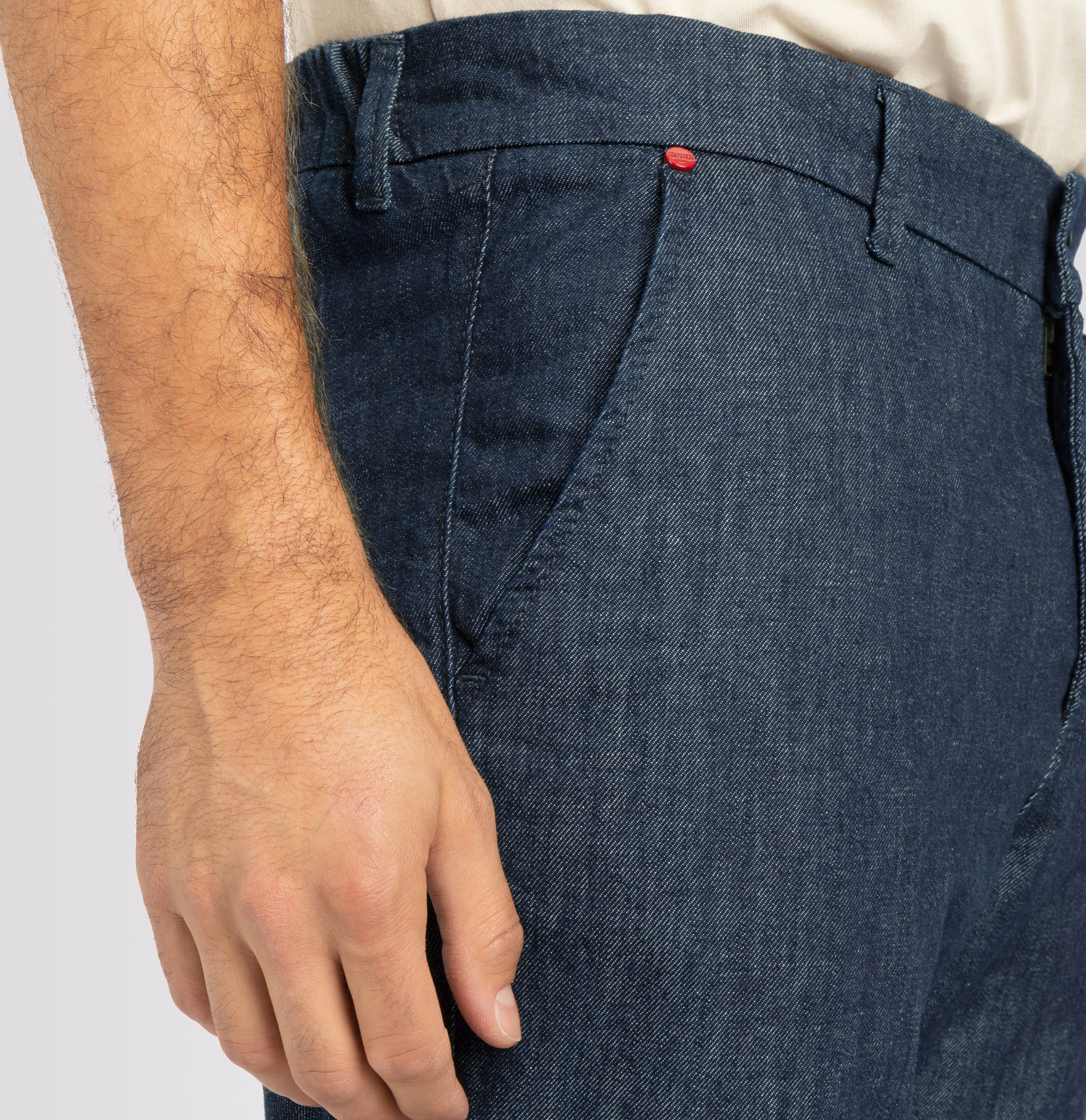 Chino with organic cotton and nettle fibres. | Dean | rinsed deep blue | Side view of model