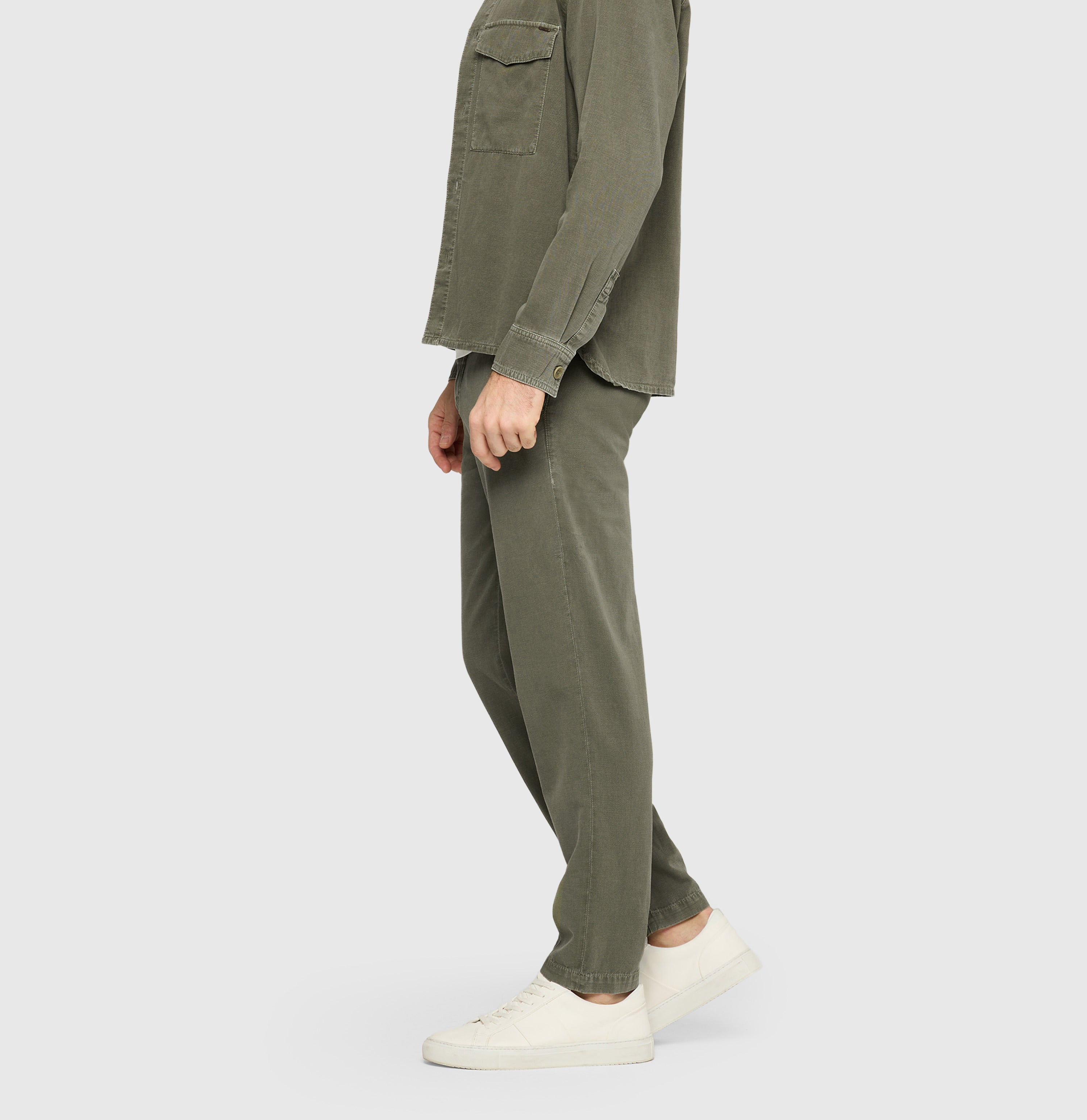 Tapered chino with hemp fibres. | Dean | leaf green PPT | Side view of model