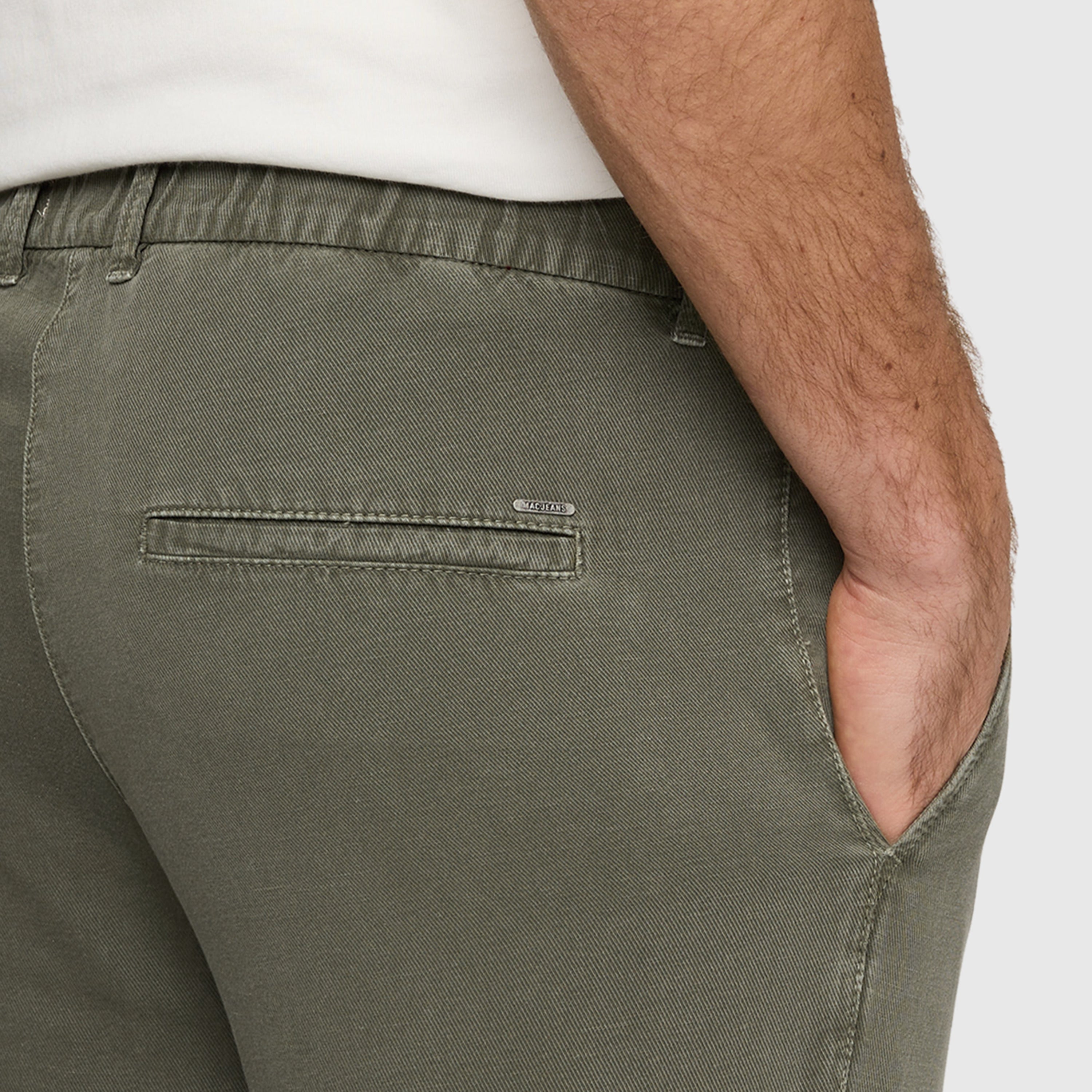 Tapered chino with hemp fibres. | Dean | leaf green PPT | Detailed view 2 of model