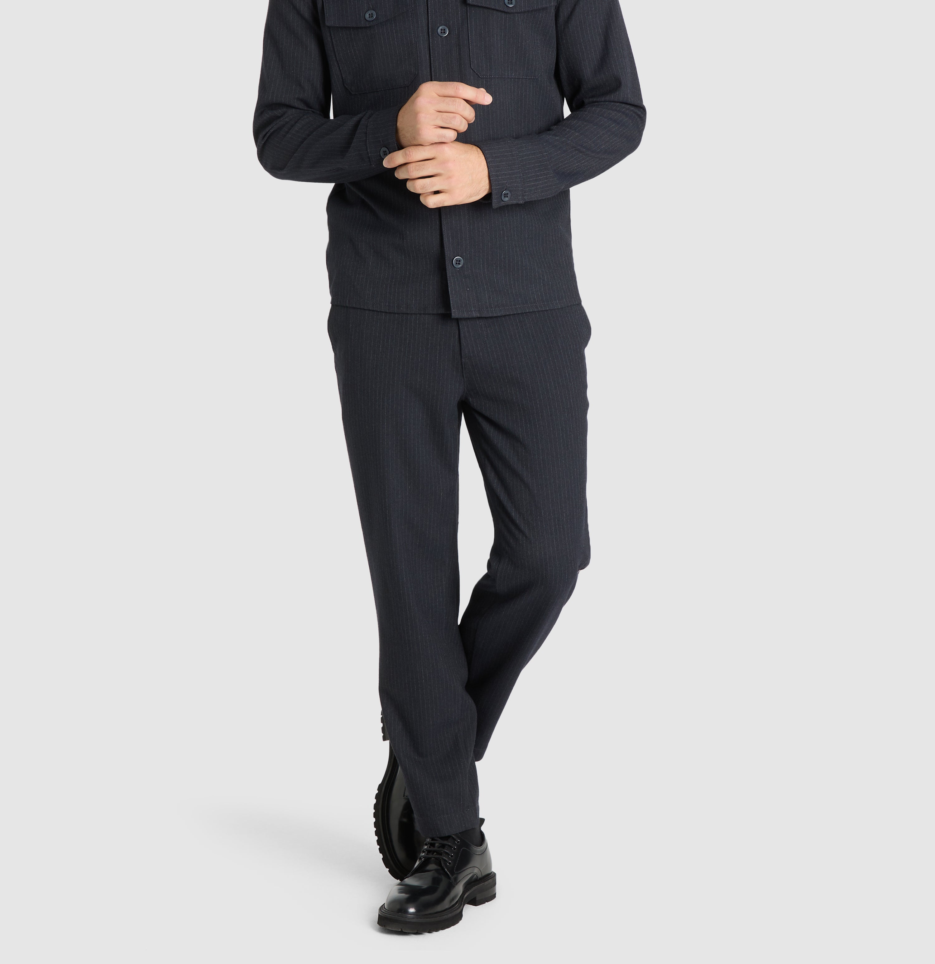 Flannel chino with fine pinstripes. | Dean | midnight blue stripes | Front view of model