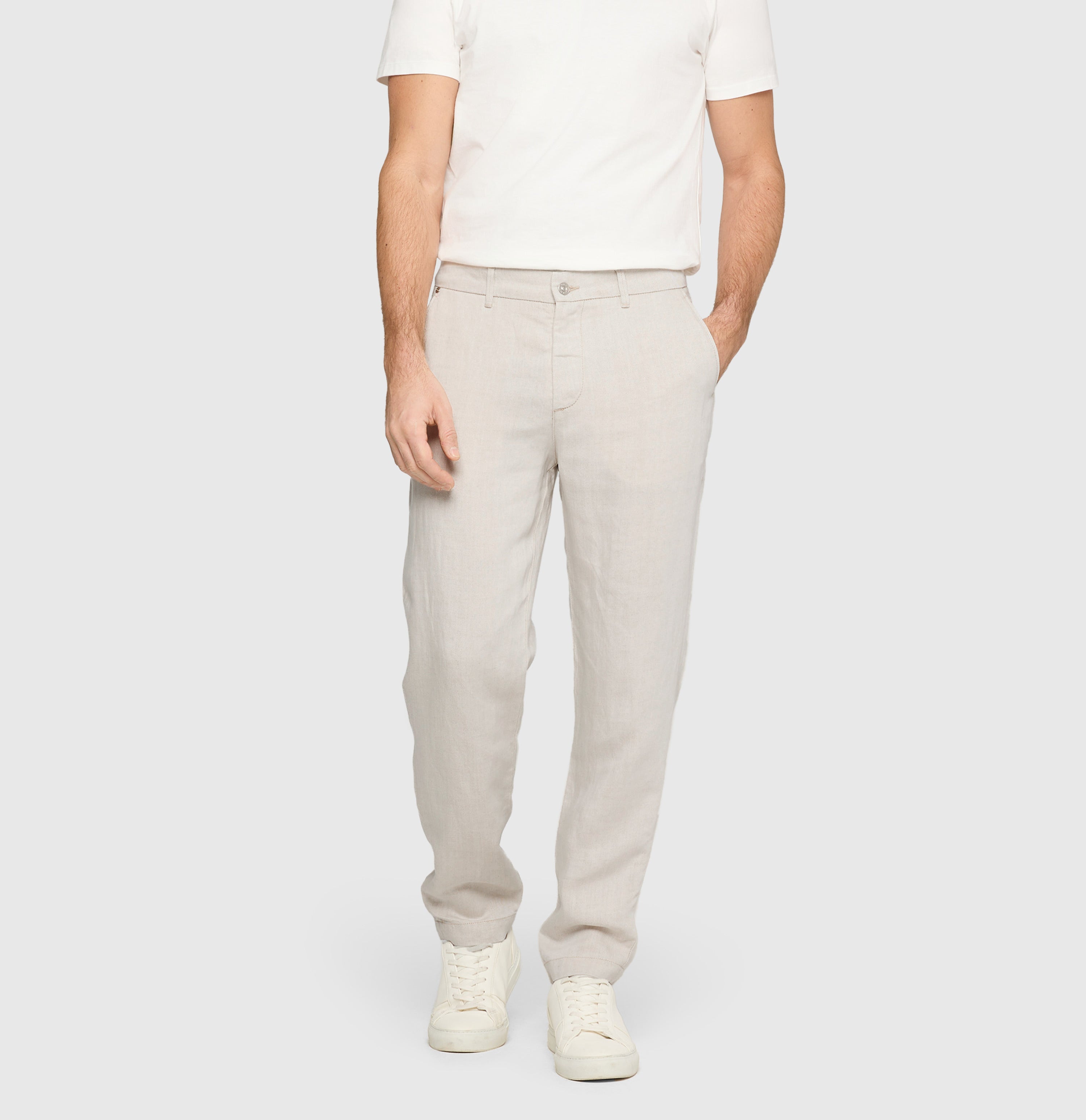 Tapered fit made from lyocell-linen denim. | Dean | nature | Front view of model