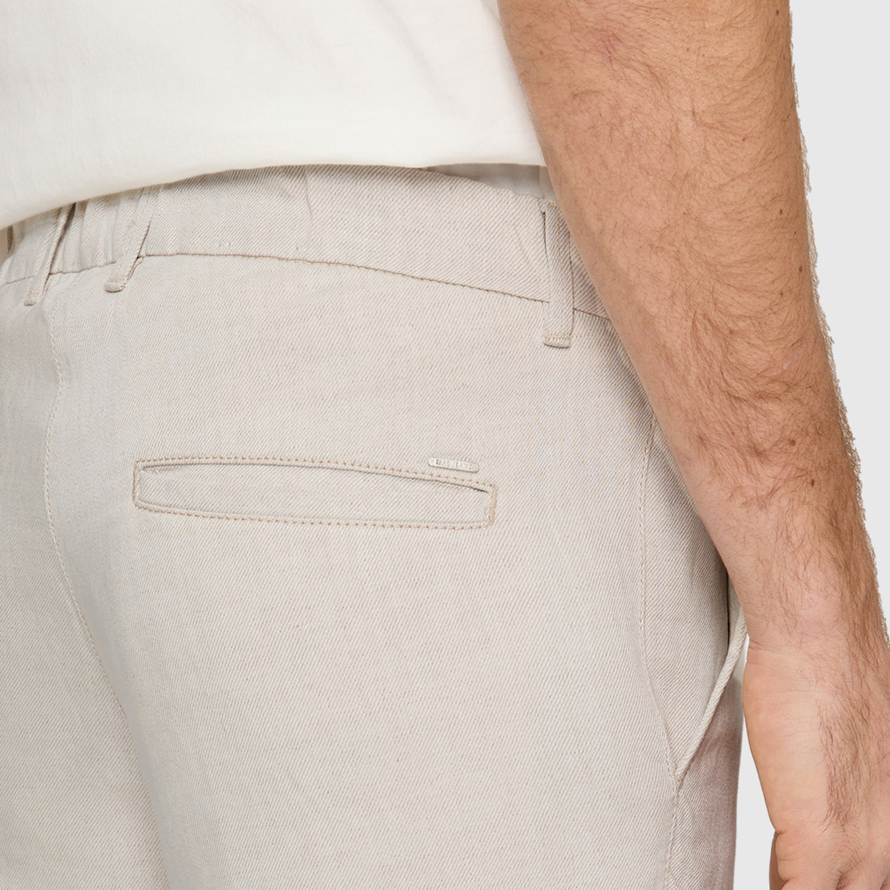 Tapered fit made from lyocell-linen denim. | Dean | nature | Detailed view 2 of model