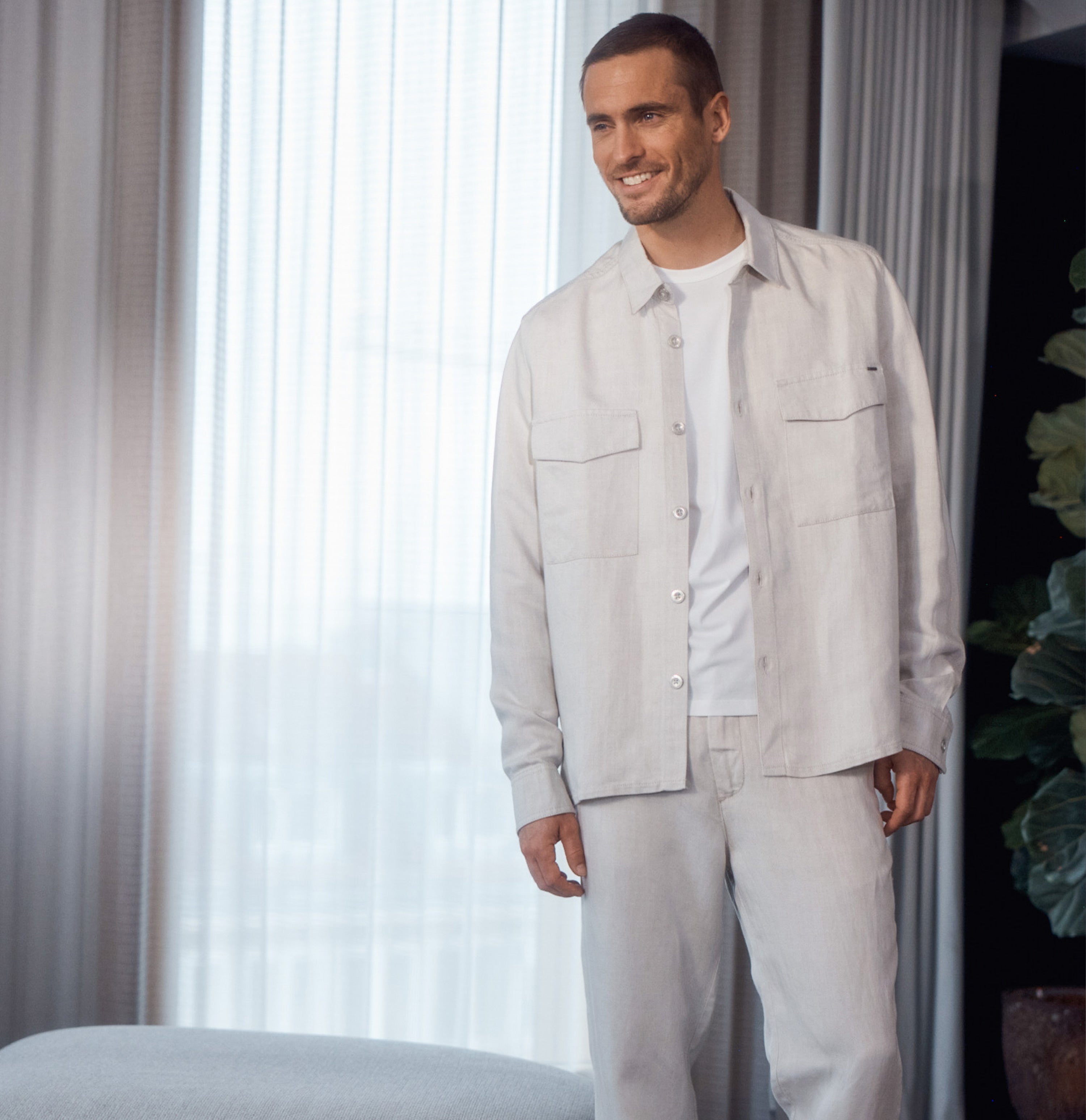 Tapered fit made from lyocell-linen denim. | Dean | nature | Campaign image 3