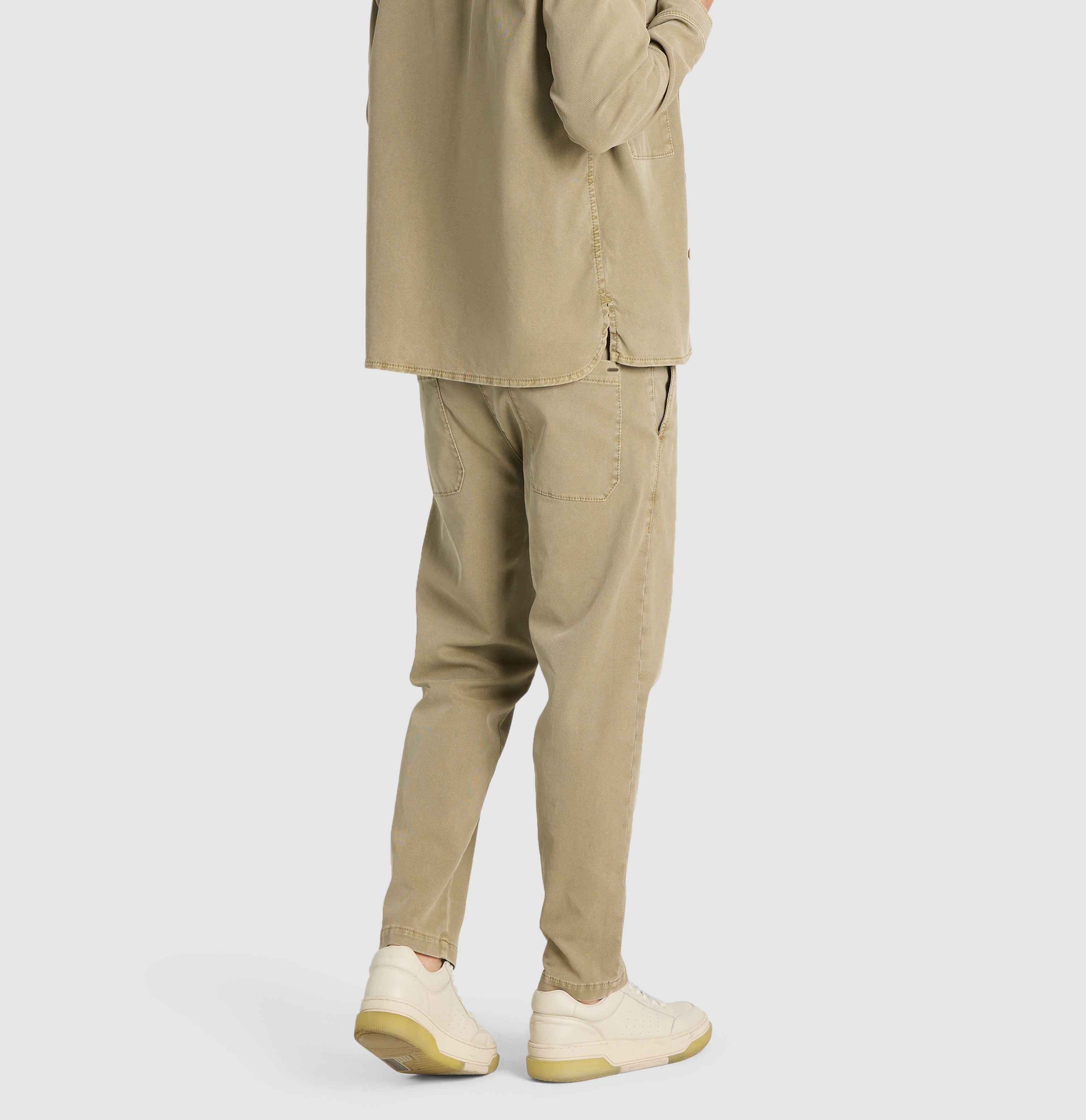 Tapered chino in a twill material with lyocell. | Dean Worker | martini olive PPT | Detailed view 3 of model