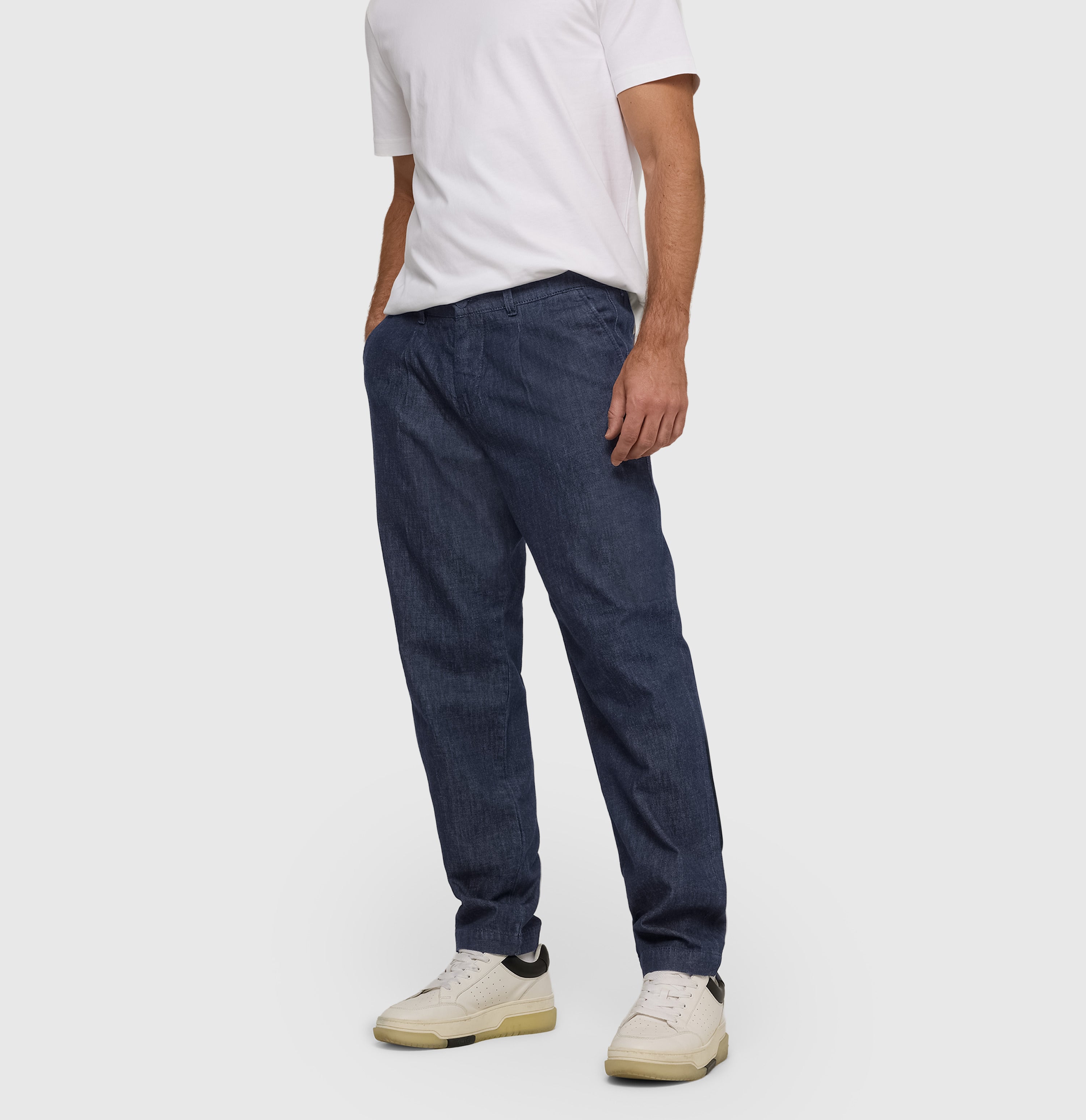 Tapered fit made from light nettle denim. | Dean Pleat | dark rinsewash | Front view of model