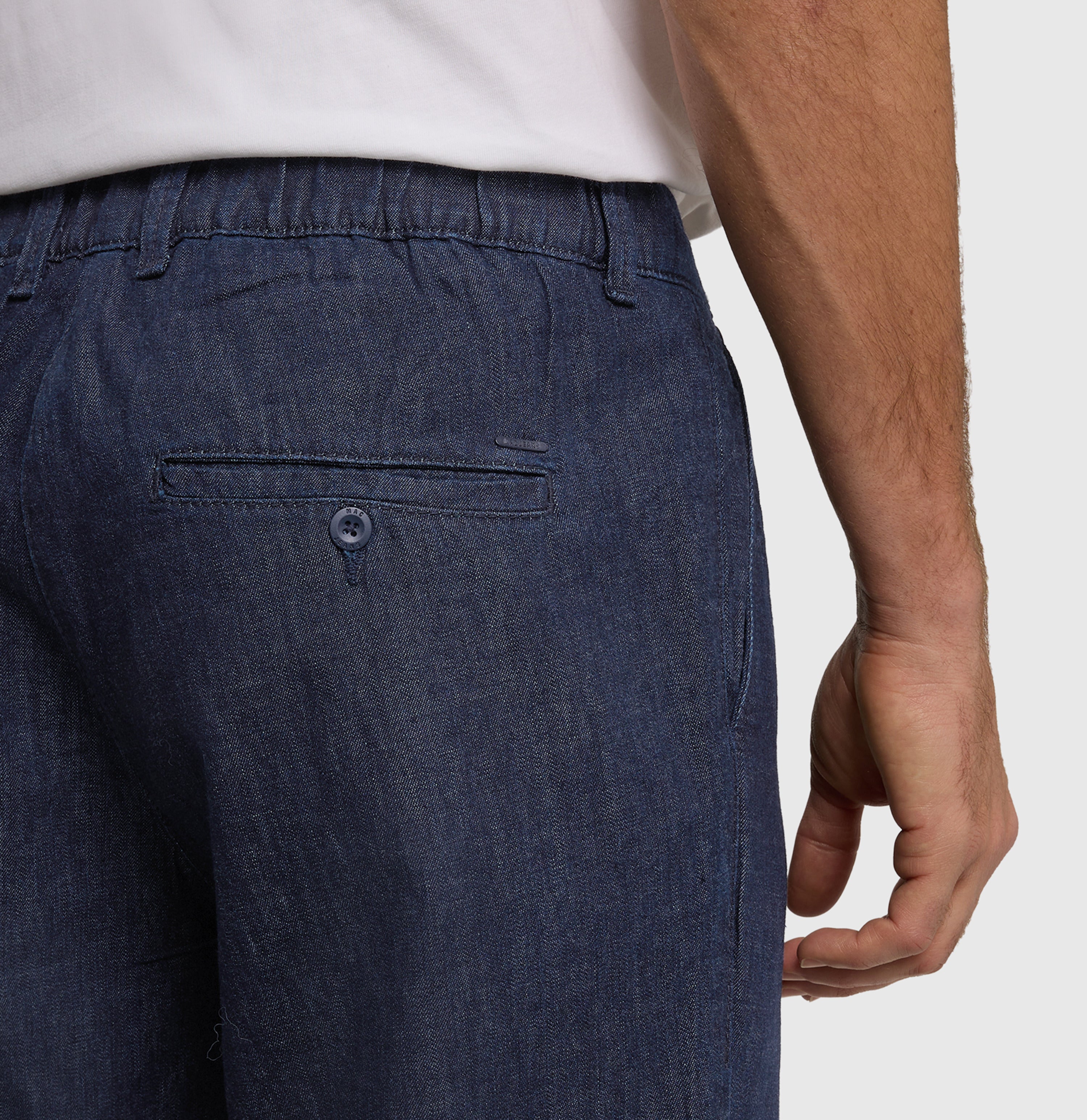 Tapered fit made from light nettle denim. | Dean Pleat | dark rinsewash | Detailed view 2 of model