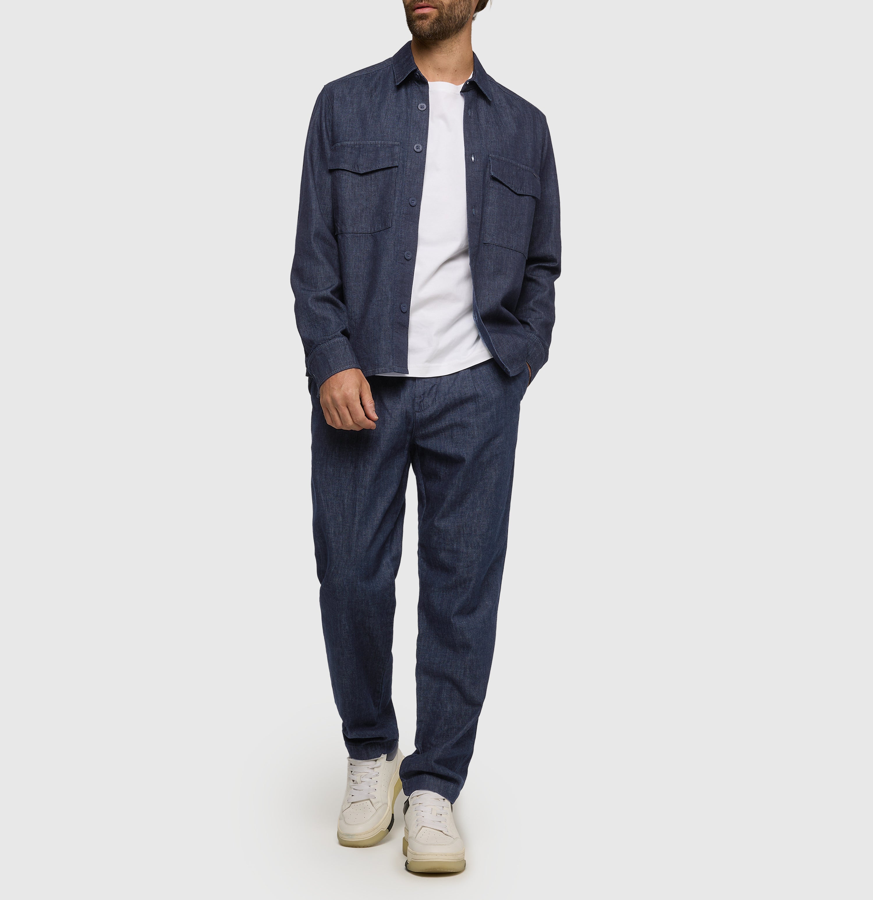 Chino made of light nettle denim. | Dean Pleat | dark rinsewash | Detailed view 4 of model