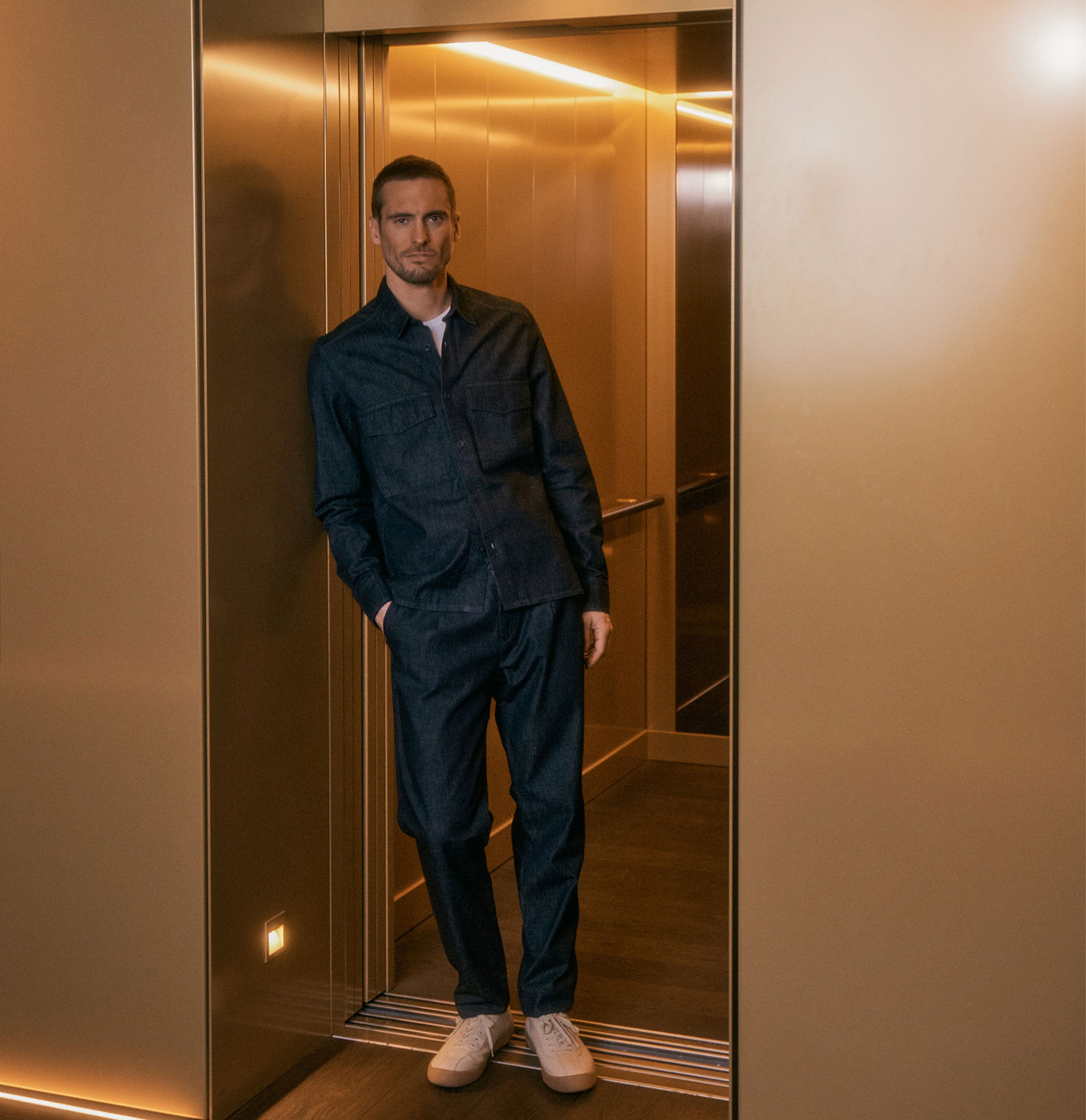 Tapered fit made from light nettle denim. | Dean Pleat | dark rinsewash | Campaign image 3