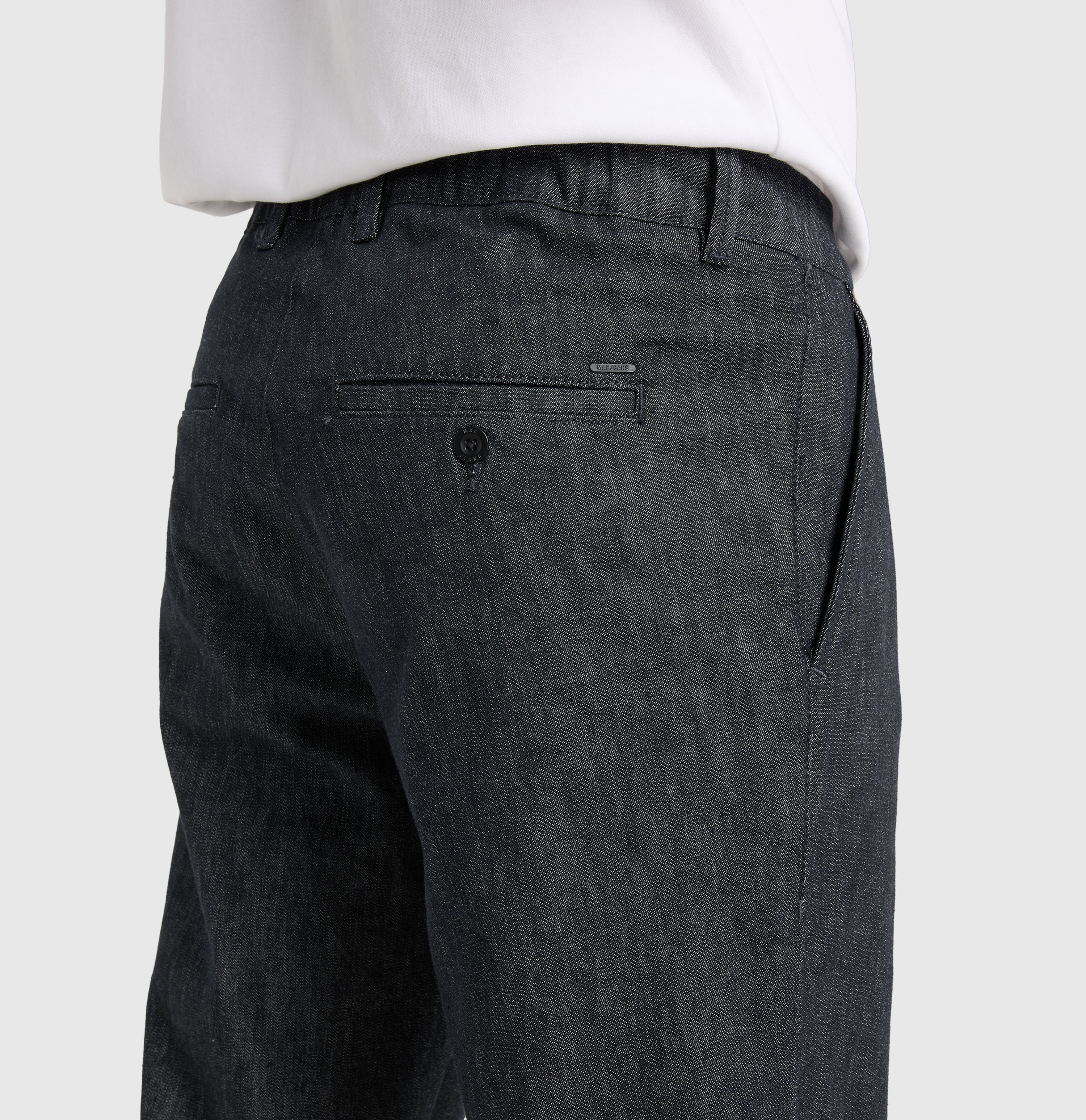 Tapered fit made from wool denim with cashmere content. | Dean Pleat | rinsed deep blue | Detailed view 3 of model