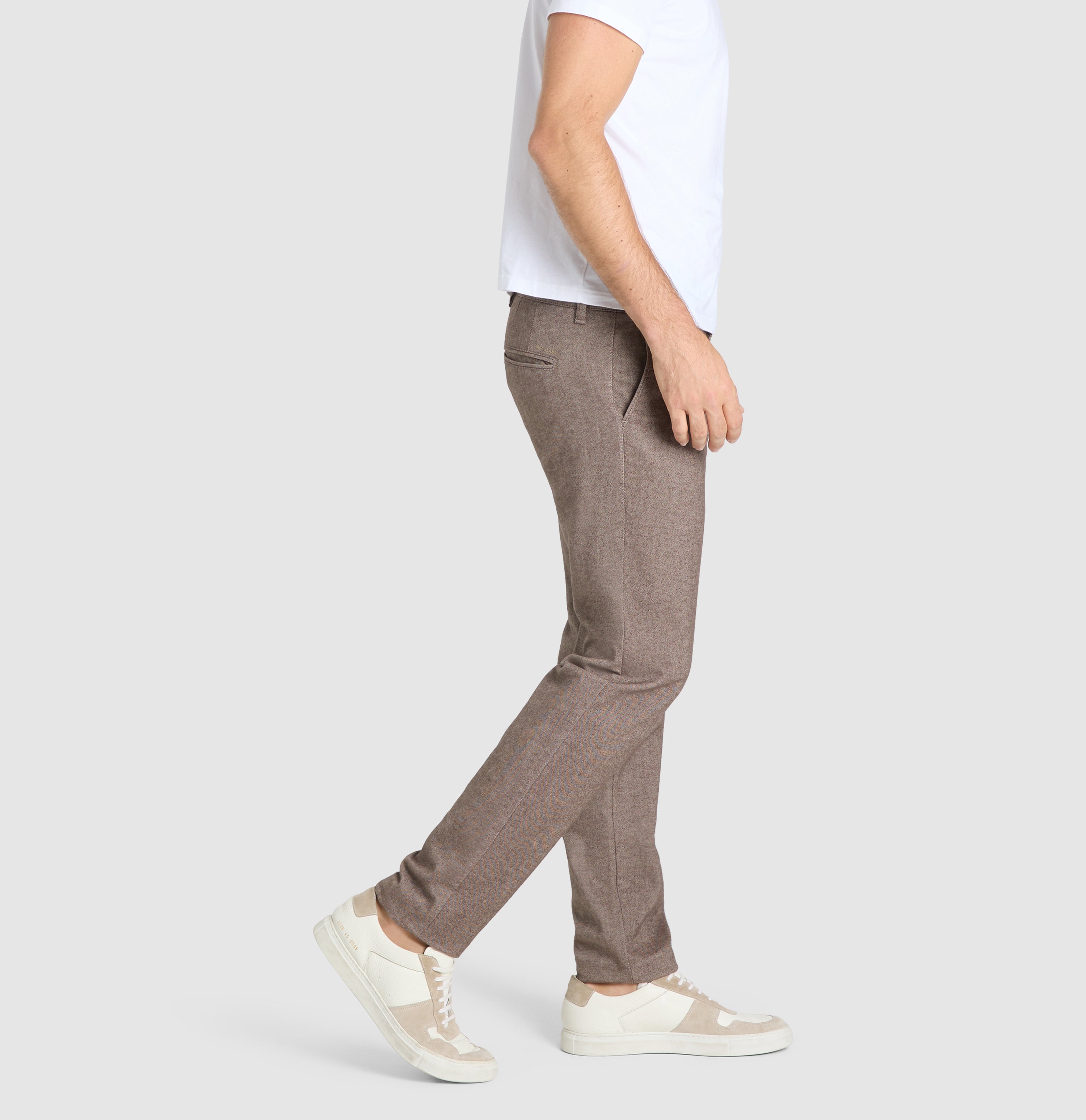 Slim chino in a brushed cotton material. | Lennox | ginger brown | Side view of model