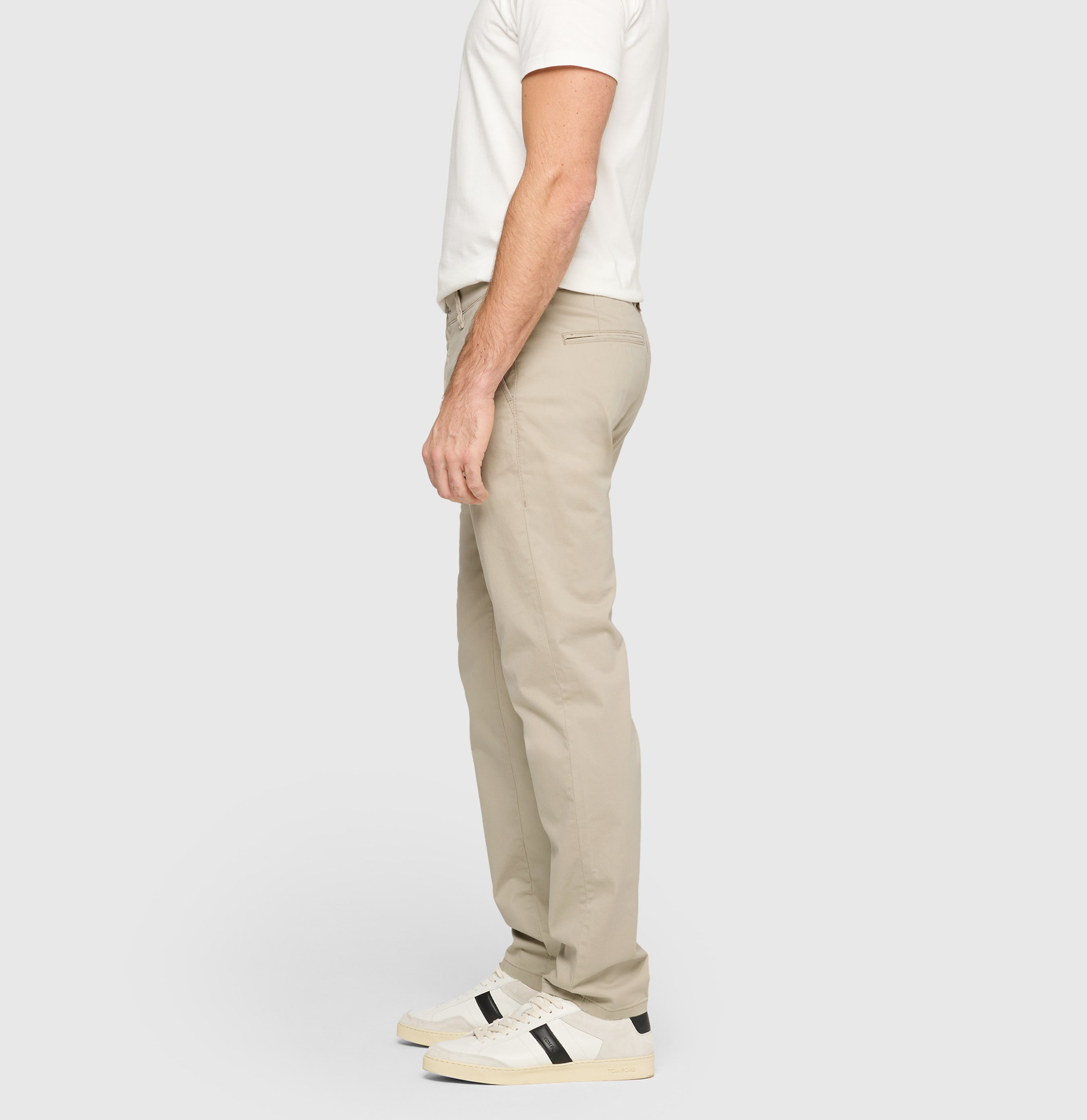 Regular trousers with discreet print. | Lennox | smoothly beige printed | Side view of model