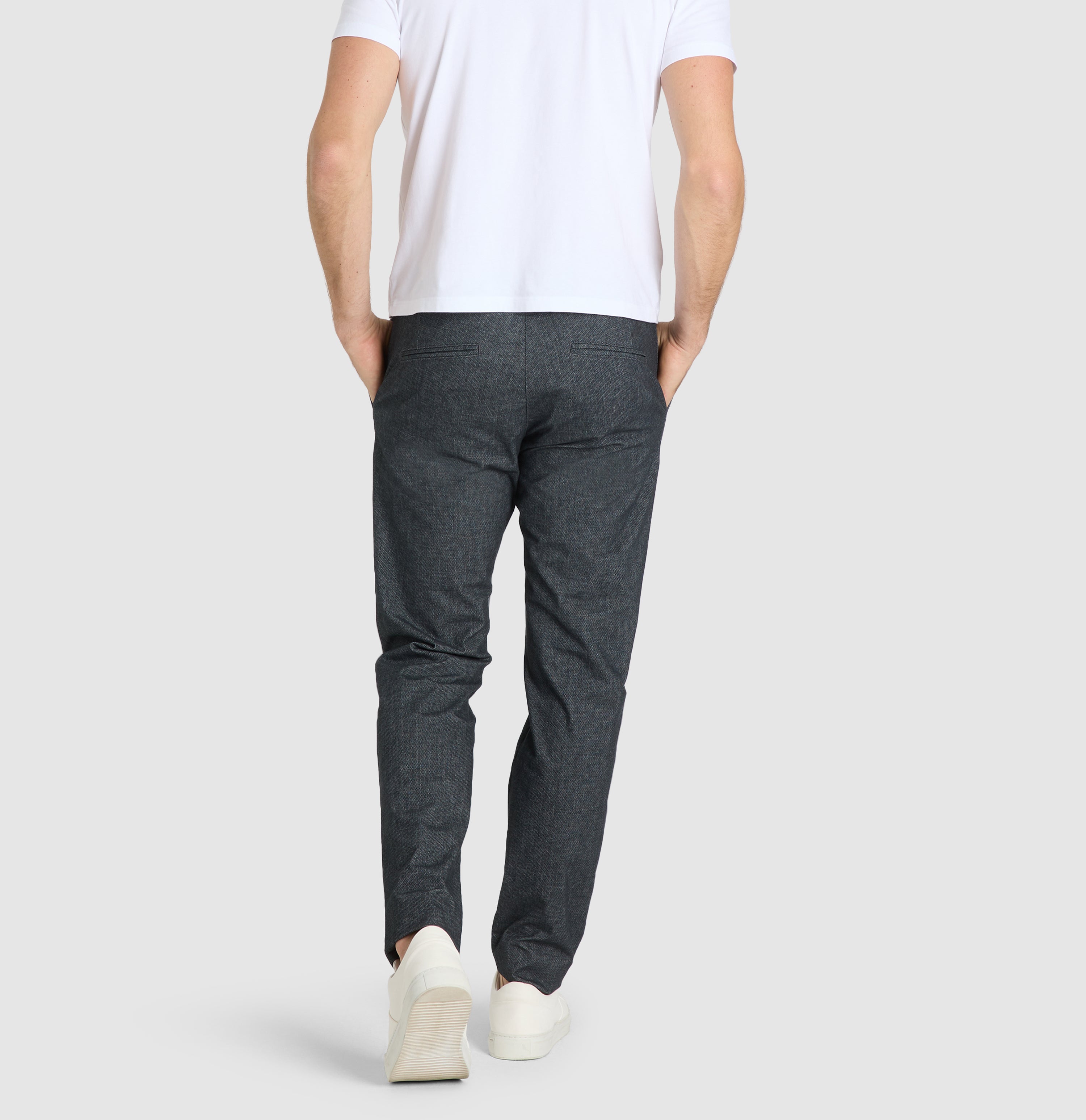 Chino in a finely patterned flannel material. | Lennox | midnight blue printed | Back view of model