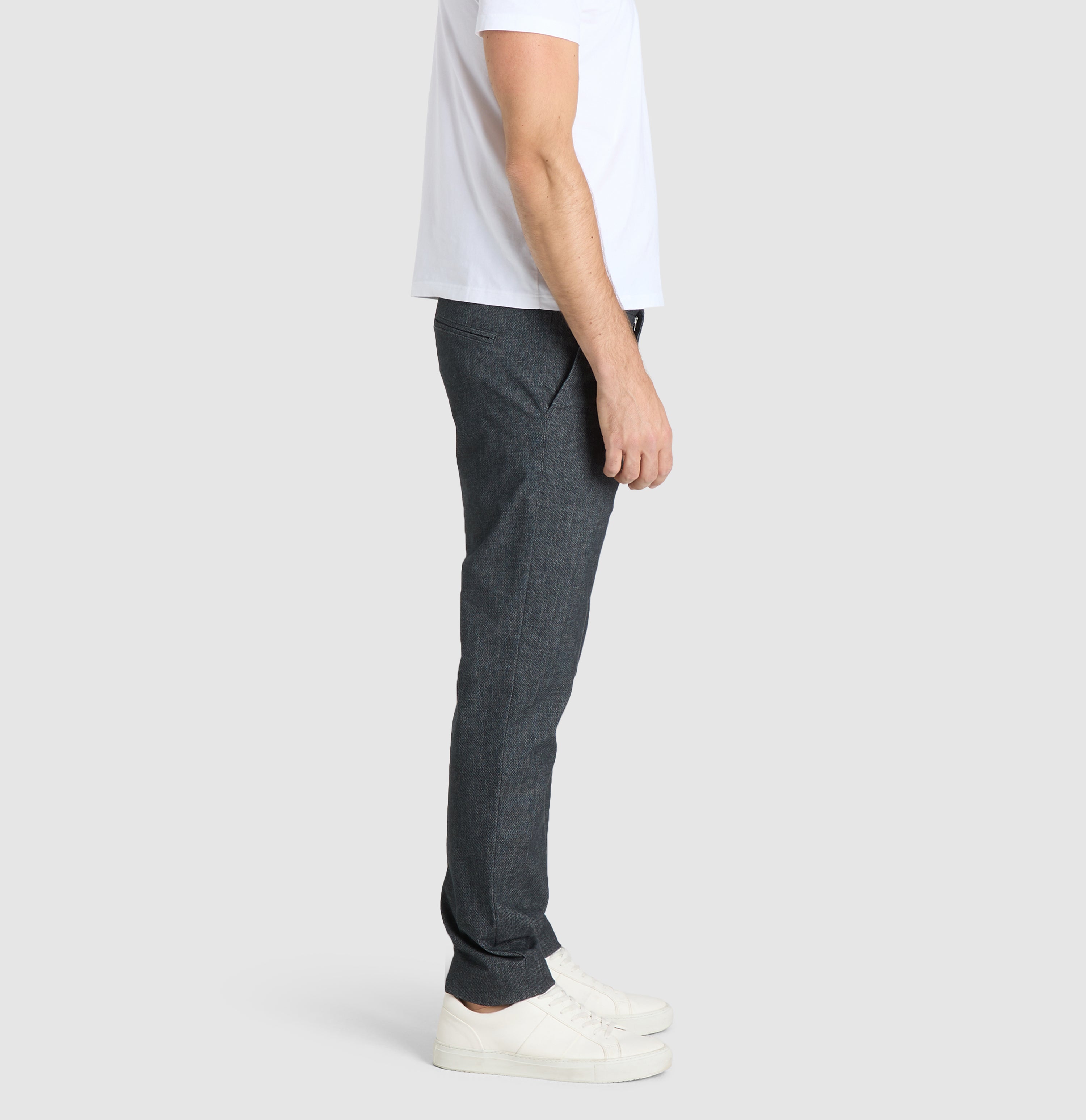 Chino in a finely patterned flannel material. | S-NAME | S-FBBZ | Side view of model
