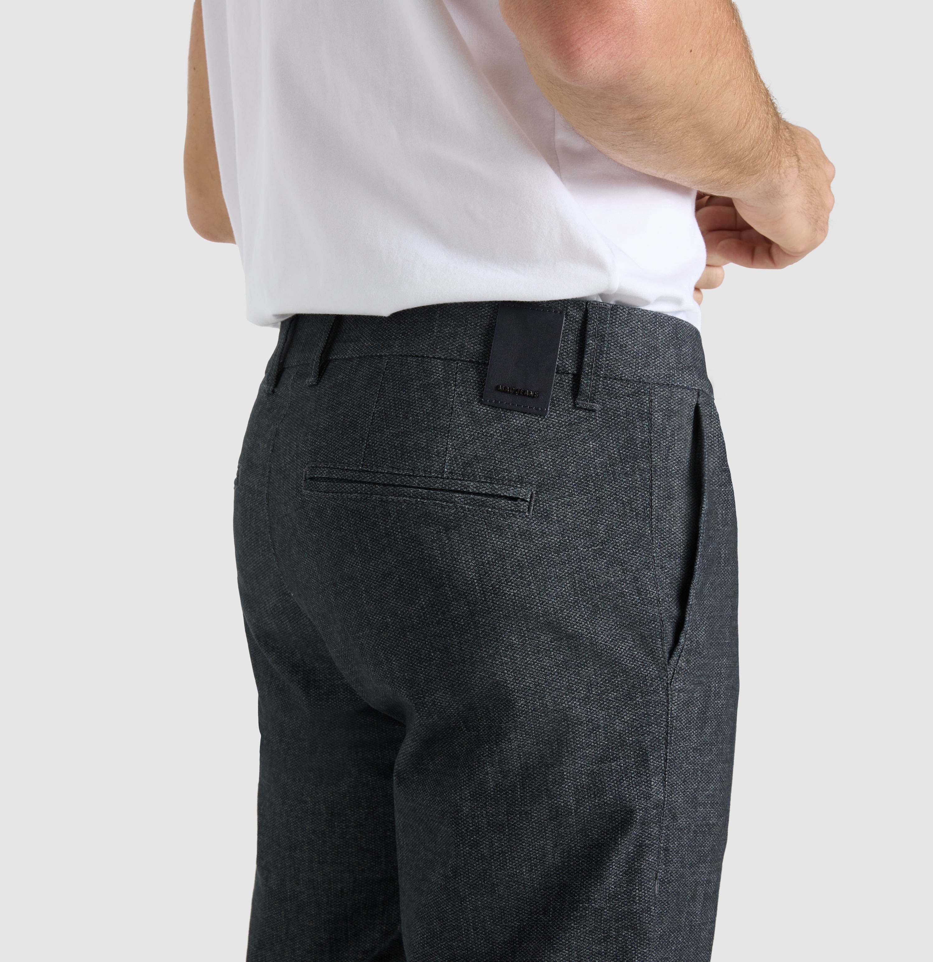 Chino in a finely patterned flannel material. | Lennox | midnight blue printed | Detailed view 3 of model