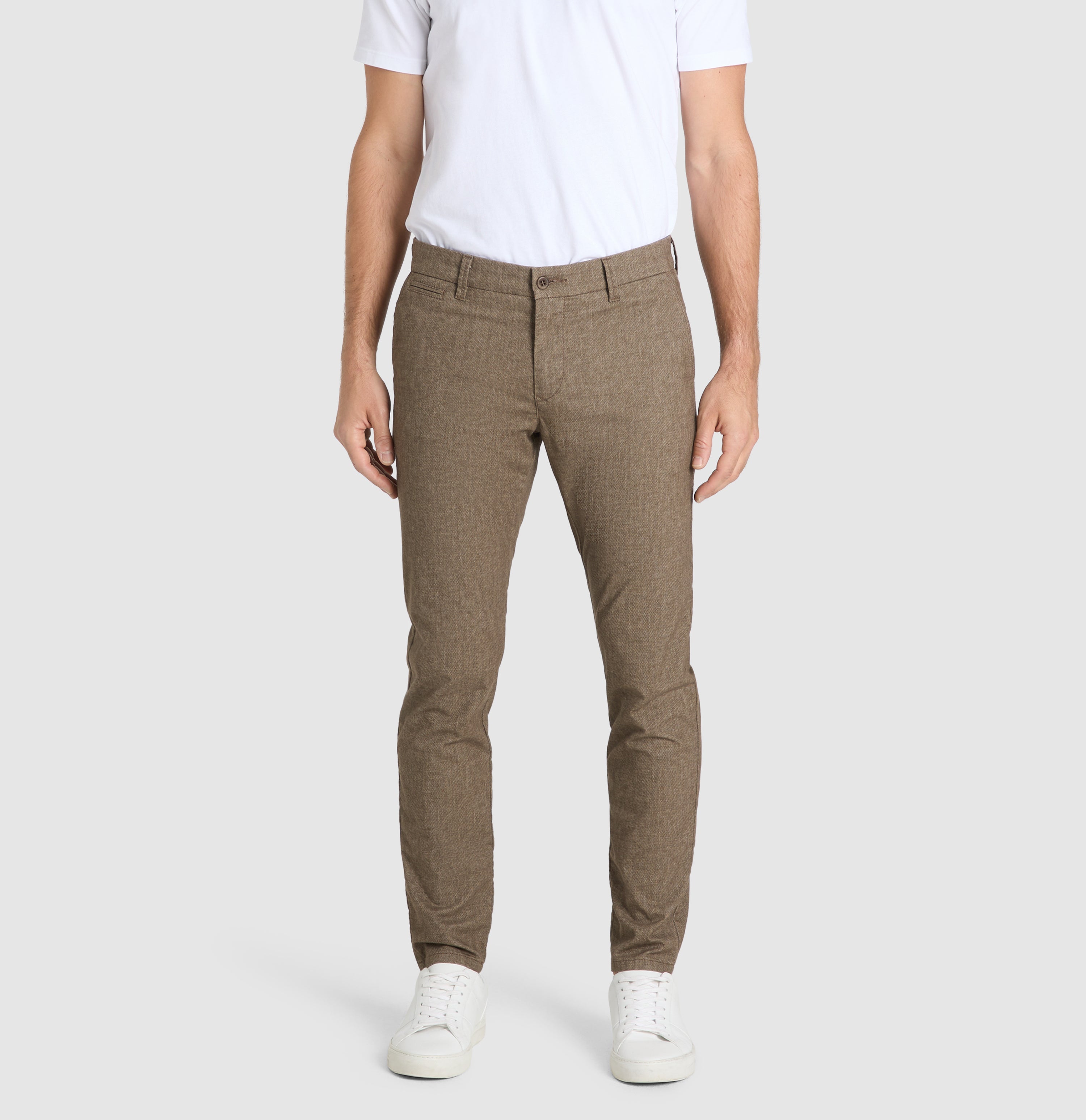 Chino in a finely patterned flannel material. | S-NAME | S-FBBZ | Front view of model