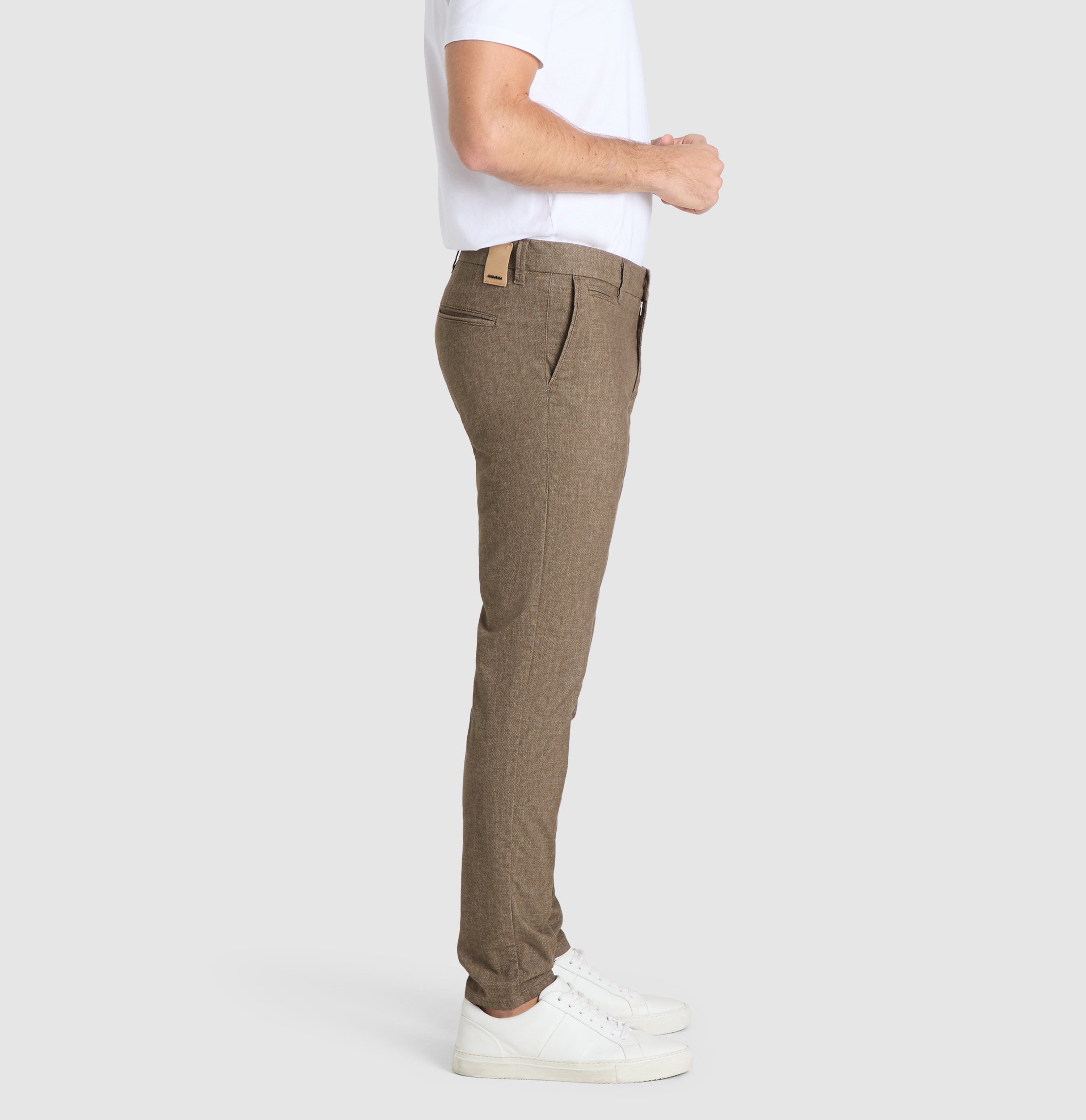 Chino in a finely patterned flannel material. | S-NAME | S-FBBZ | Side view of model
