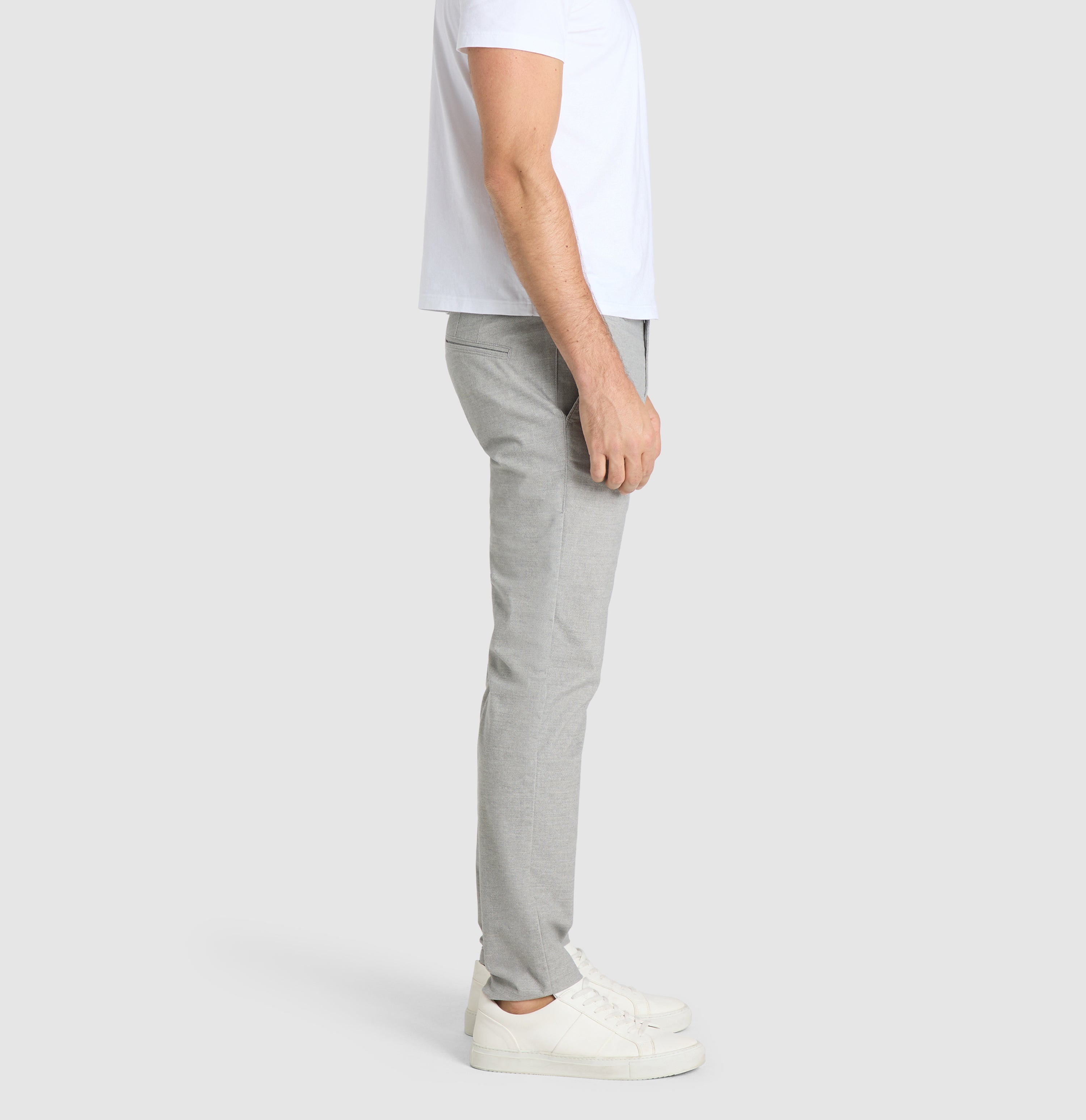 Chino in a finely patterned flannel material. | S-NAME | S-FBBZ | Side view of model