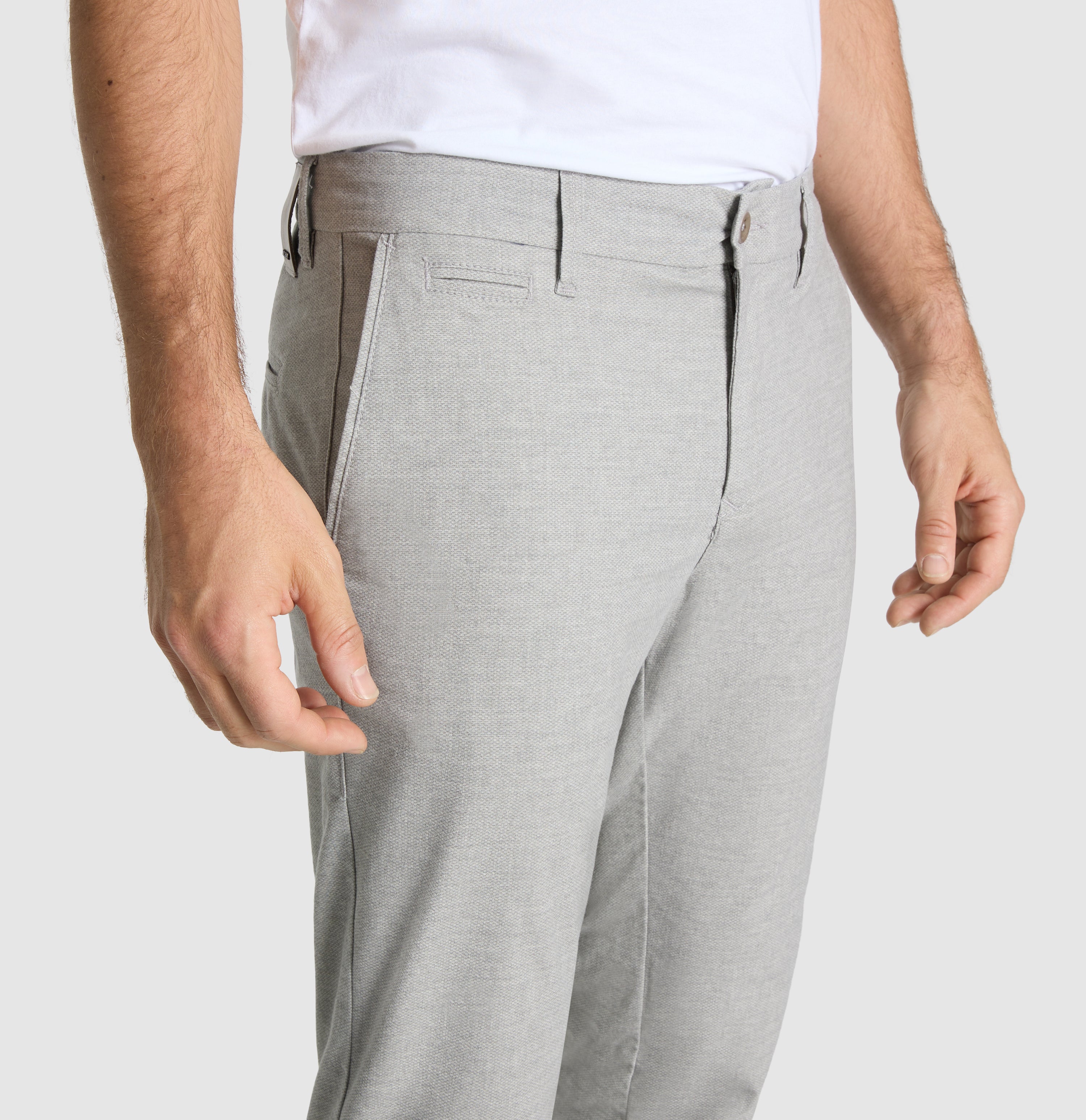 Chino in a finely patterned flannel material. | Lennox | tin printed | Detailed view 2 of model