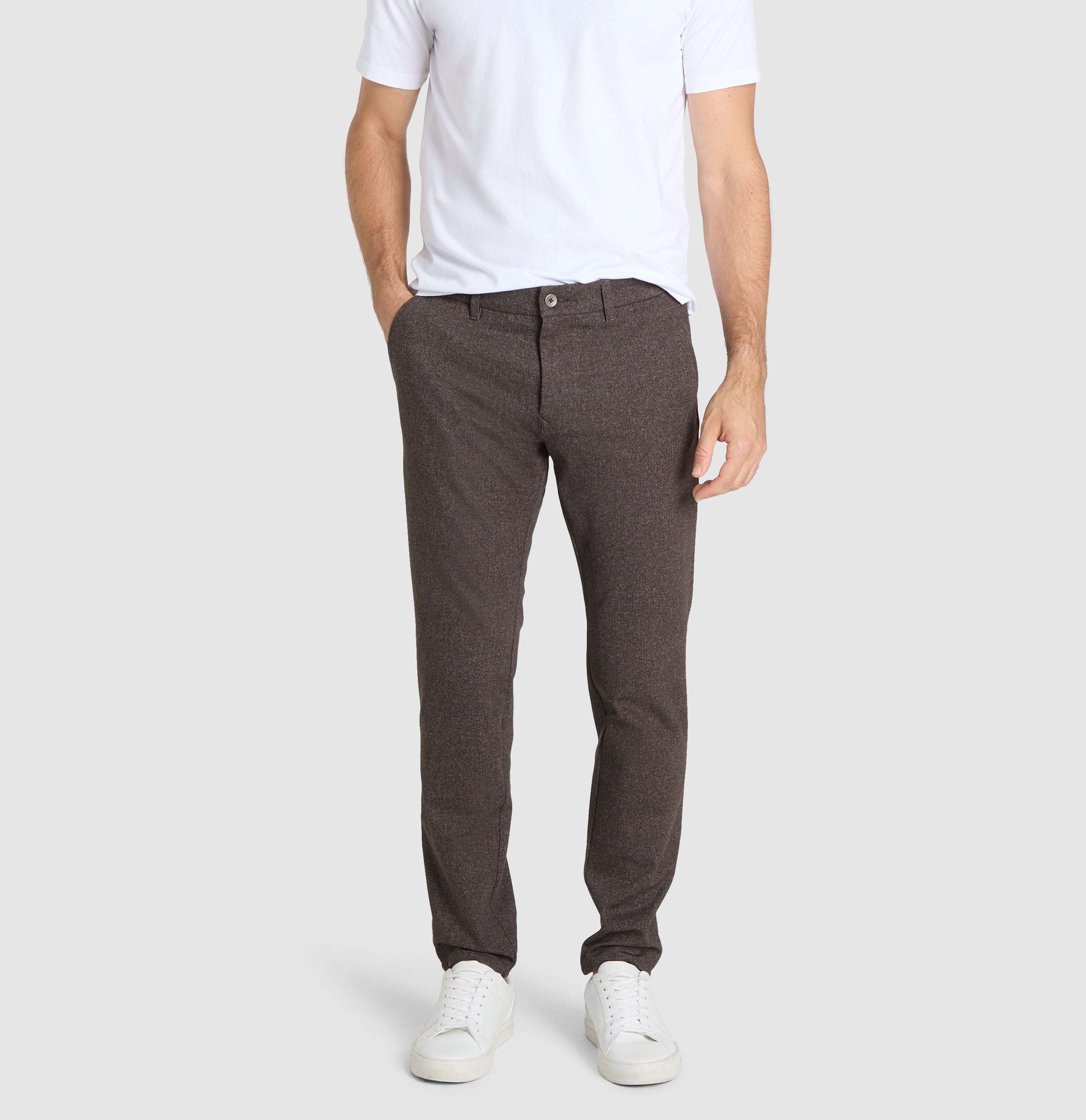 Finely patterned chino made of soft jersey. | Lennox Sport | mahagony brown printed | Front view of model