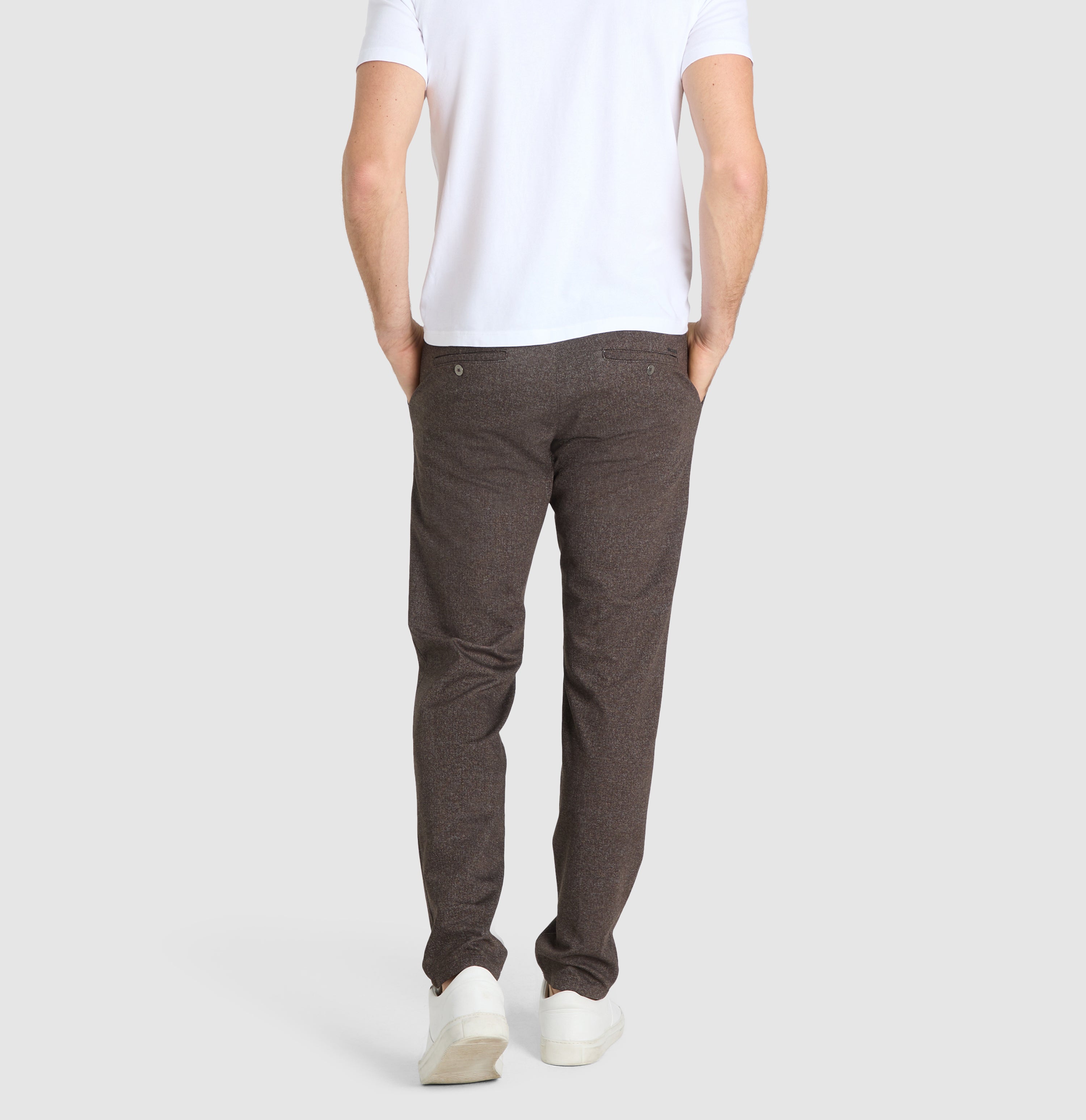 Finely patterned chino made of soft jersey. | Lennox Sport | mahagony brown printed | Back view of model