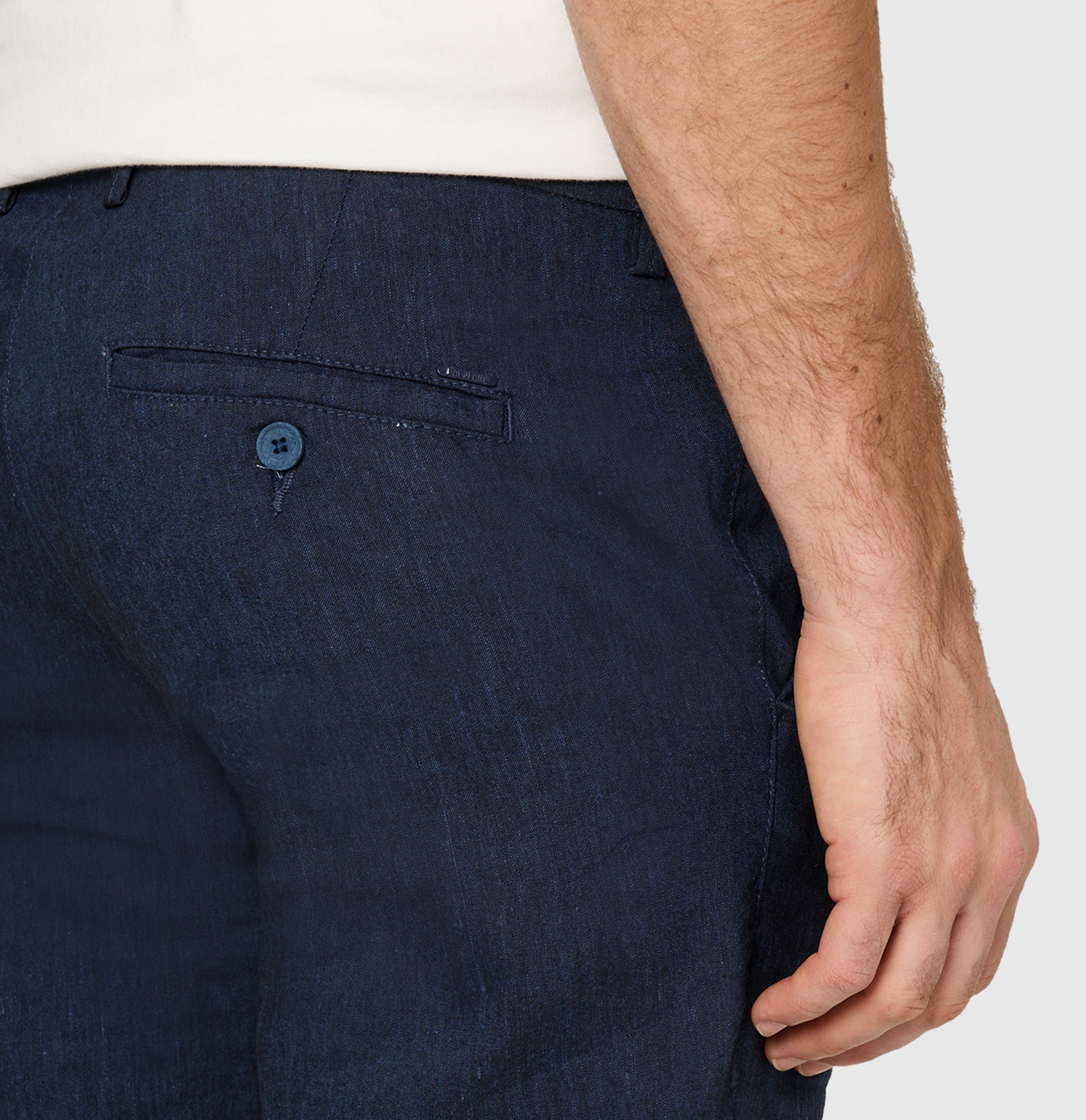 Chino in a flowing linen-viscose blend. | Lennox Sport | nautic blue | Detailed view 2 of model