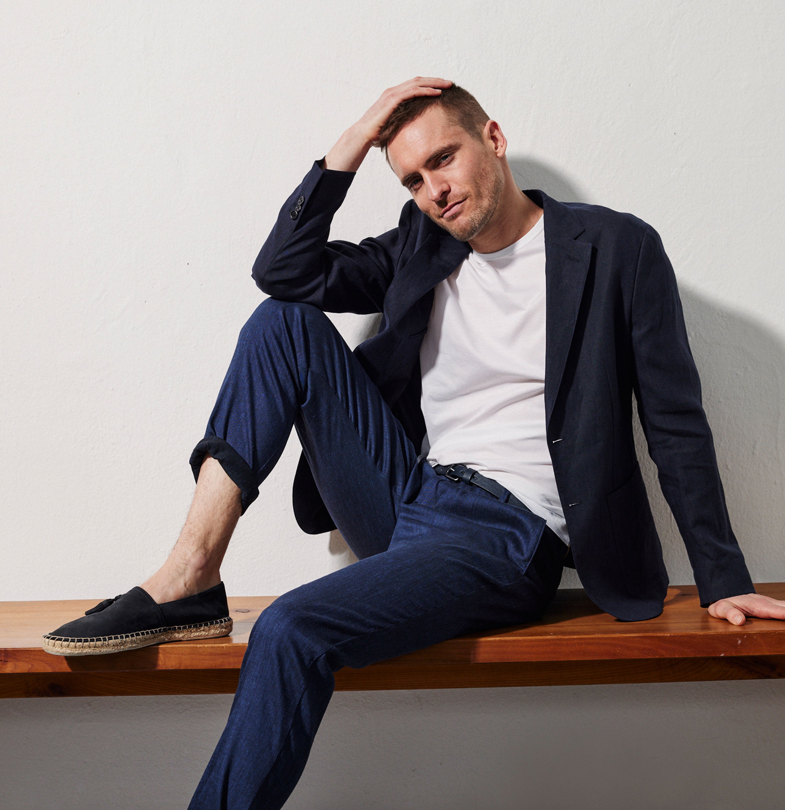 Chino in a flowing linen-viscose blend. | Lennox Sport | nautic blue | Campaign image 2