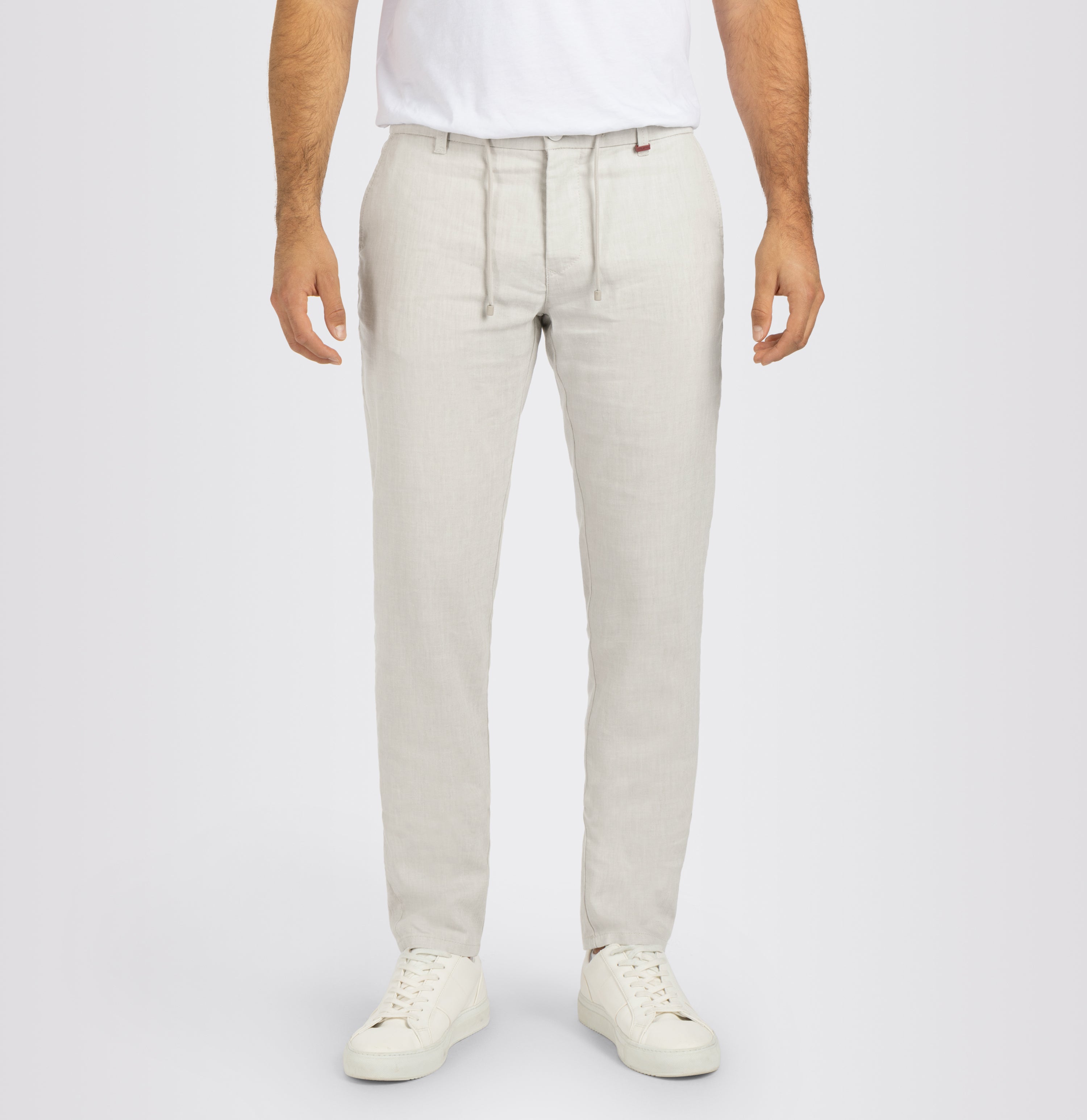 Chino in a flowing linen-viscose blend. | Lennox Sport | kitt | Front view of model