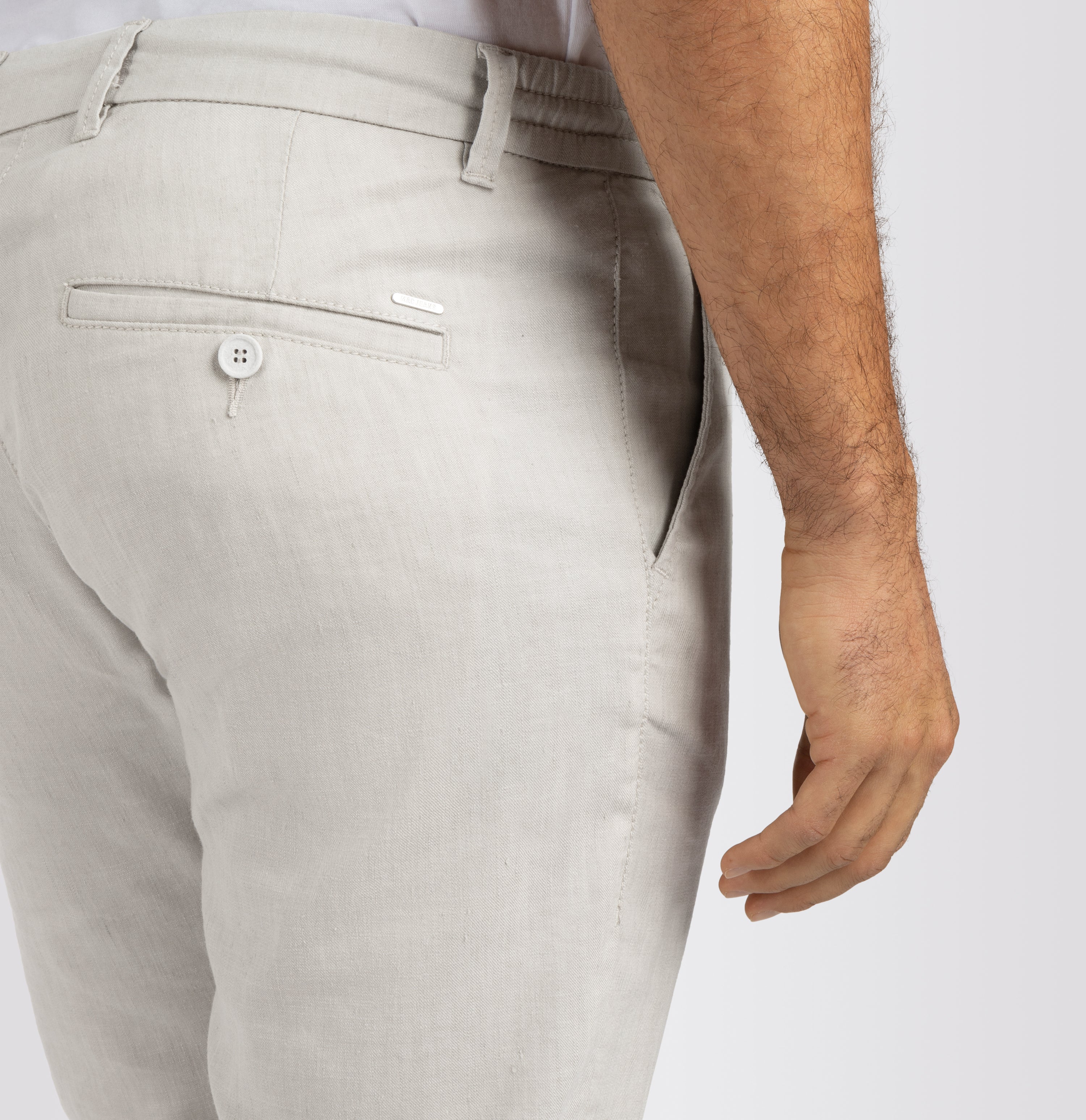 Chino in a flowing linen-viscose blend. | Lennox Sport | kitt | Campaign image