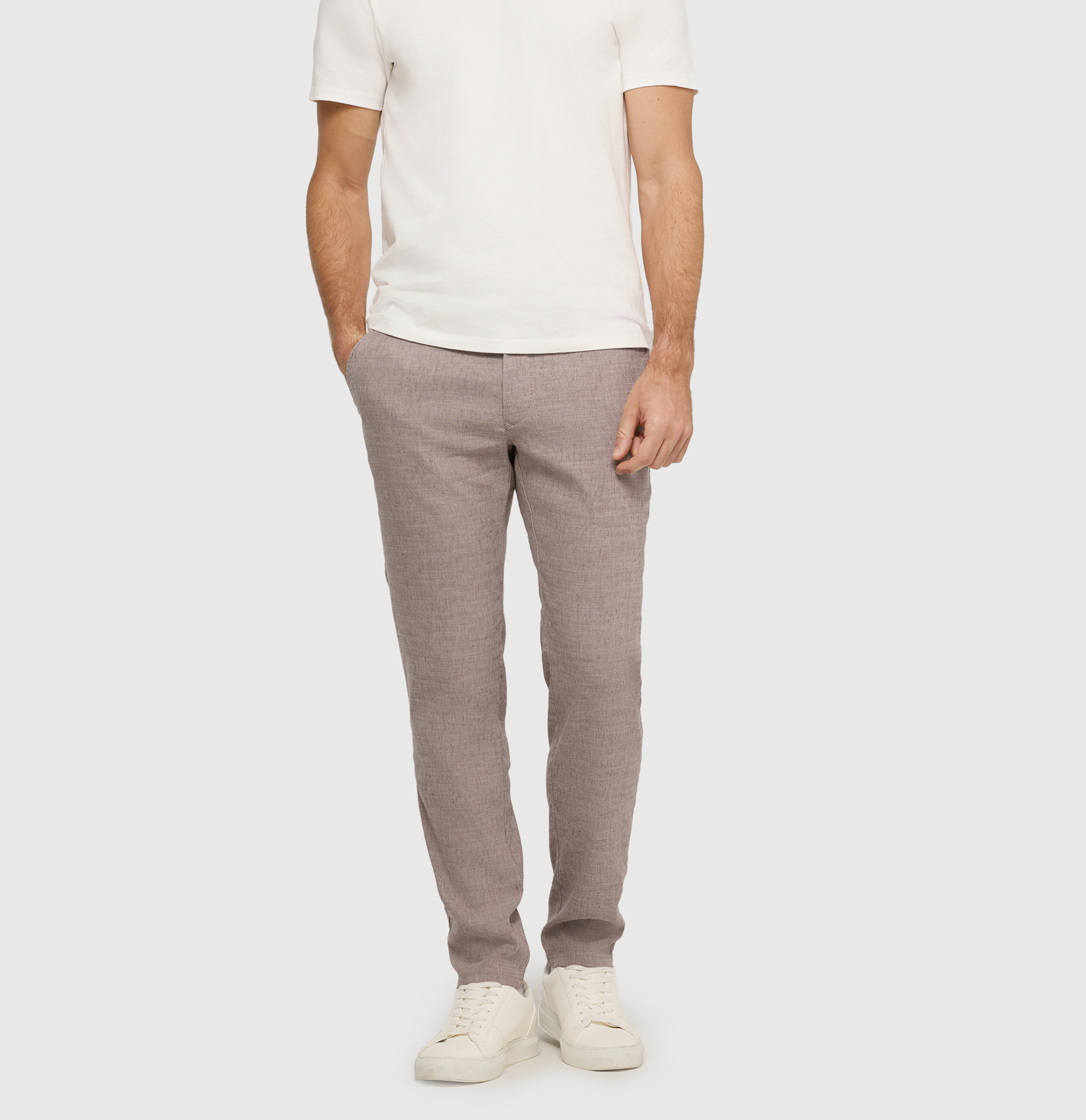 Chino in a flowing linen-viscose blend. | Lennox Sport | clay | Front view of model