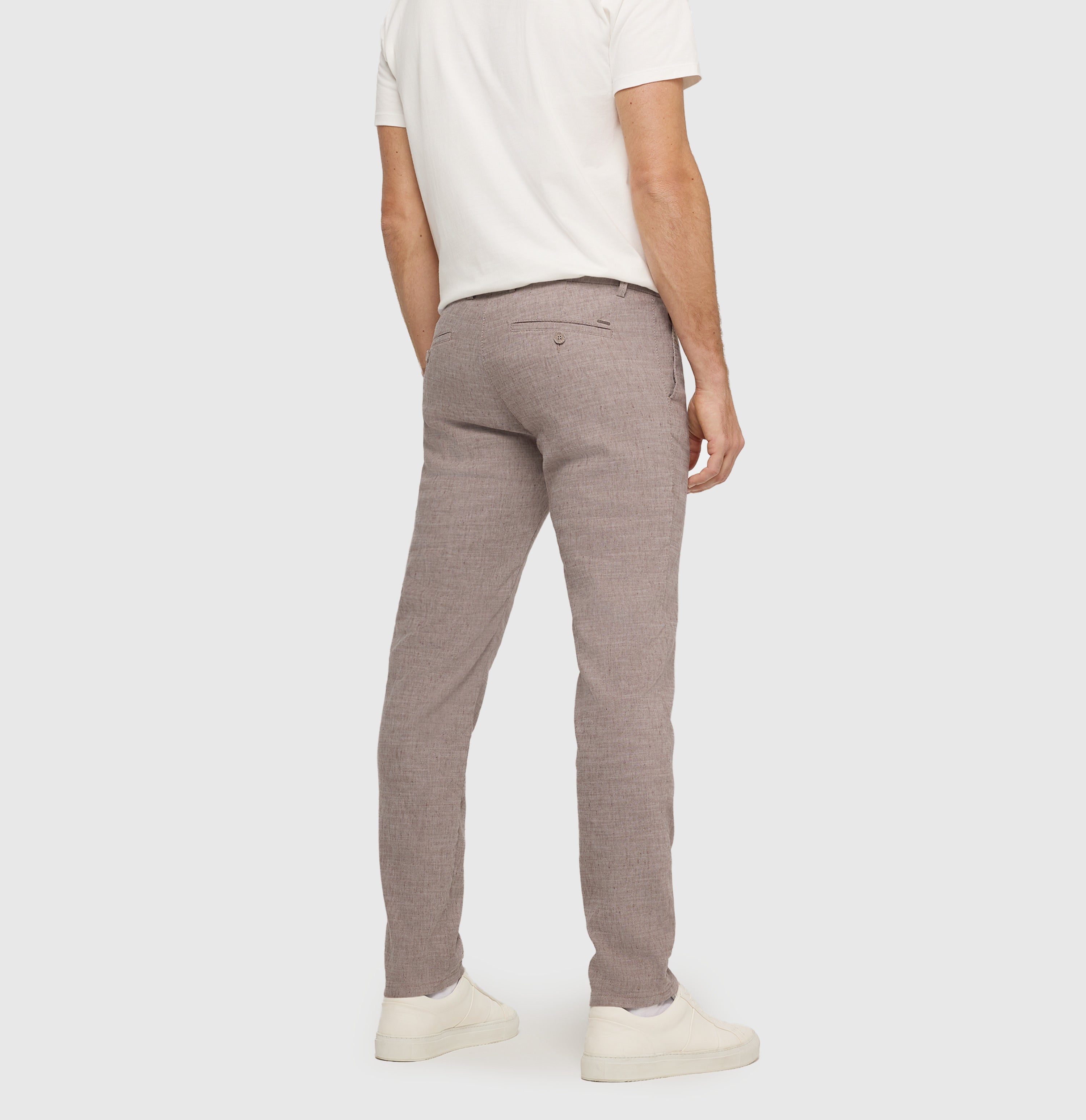 Chino in a flowing linen-viscose blend. | Lennox Sport | clay | Back view of model