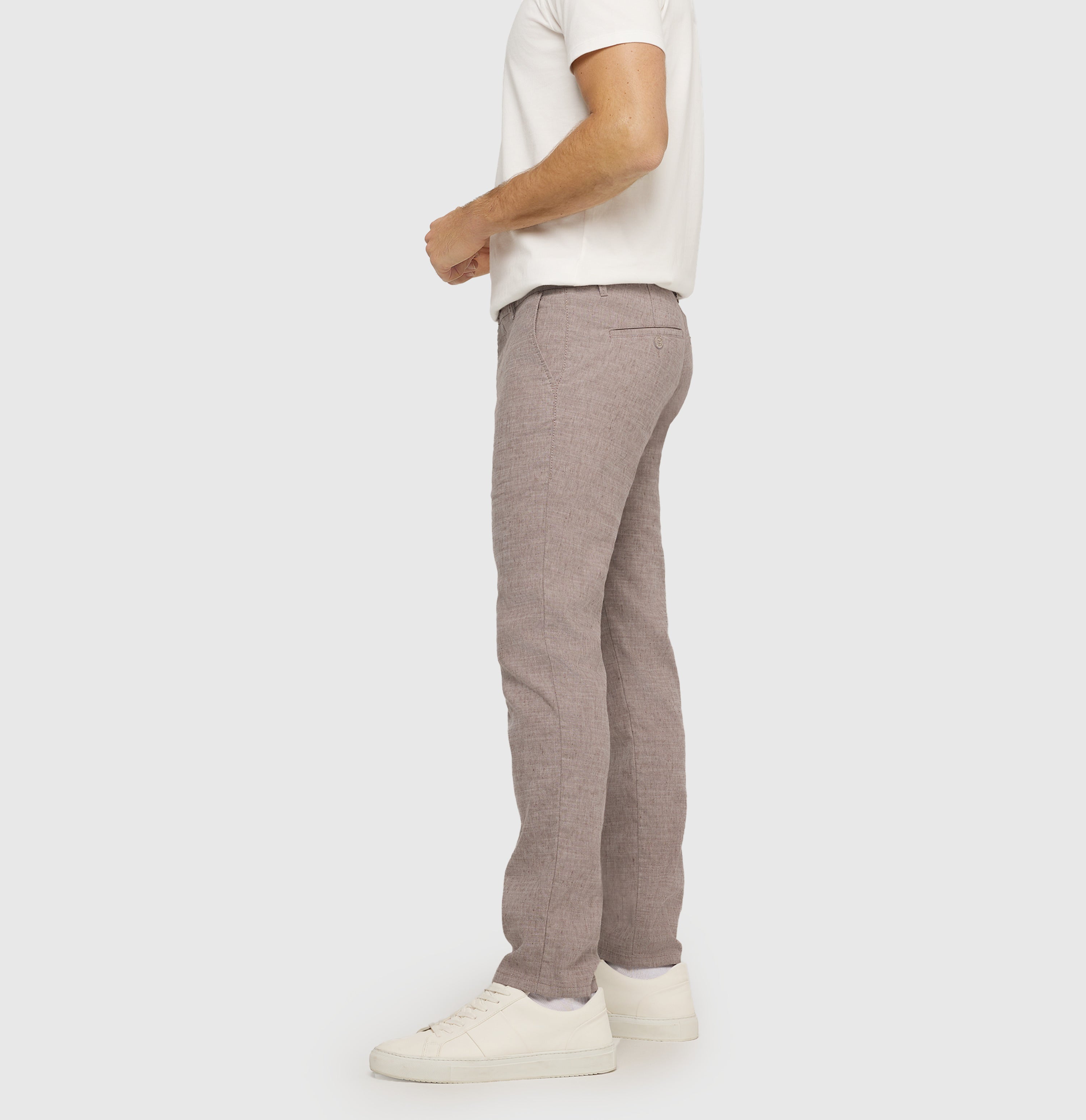 Chino in a flowing linen-viscose blend. | Lennox Sport | clay | Side view of model