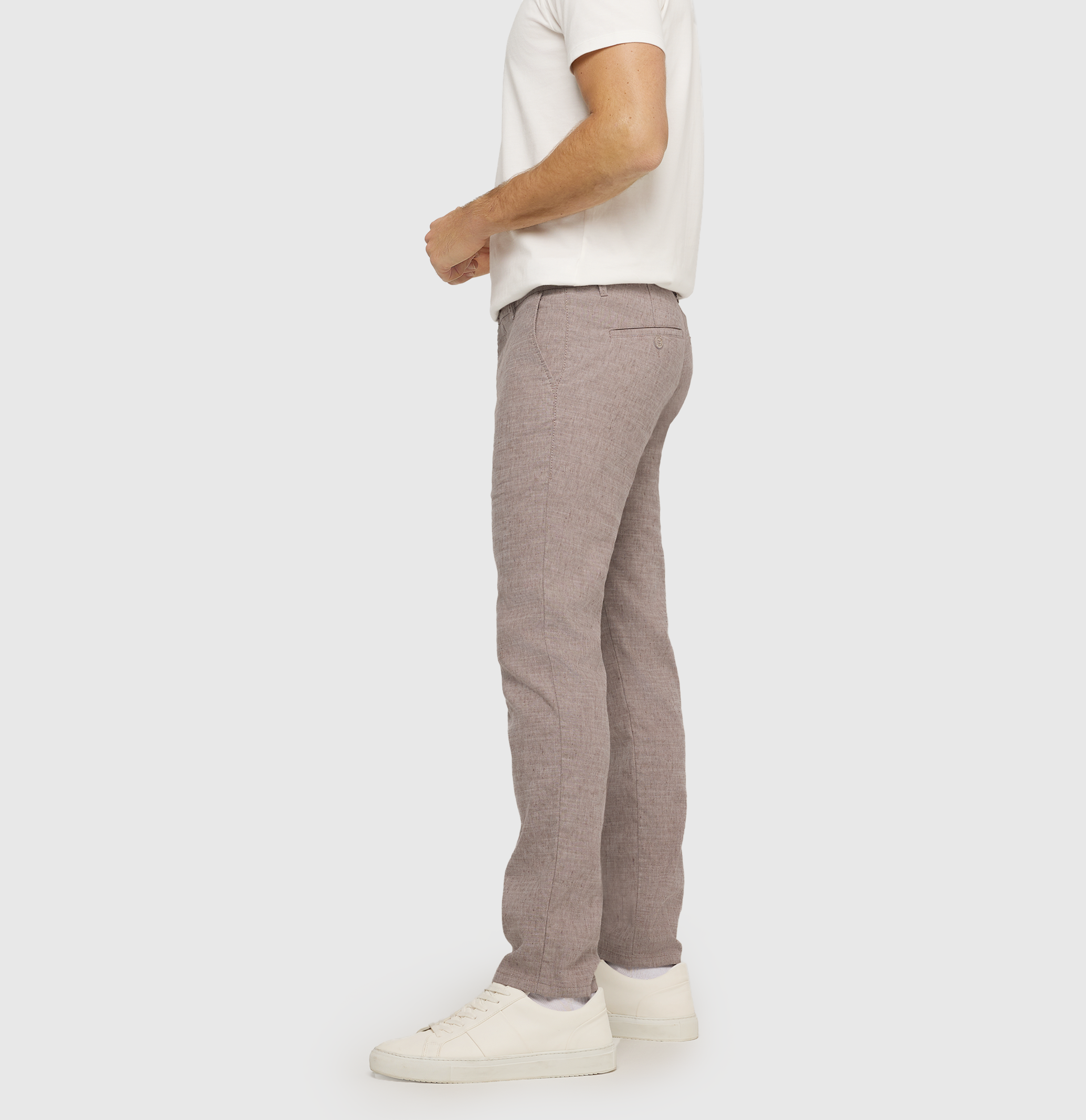 Chino in a flowing linen-viscose blend. | Lennox Sport | clay | Side view of model