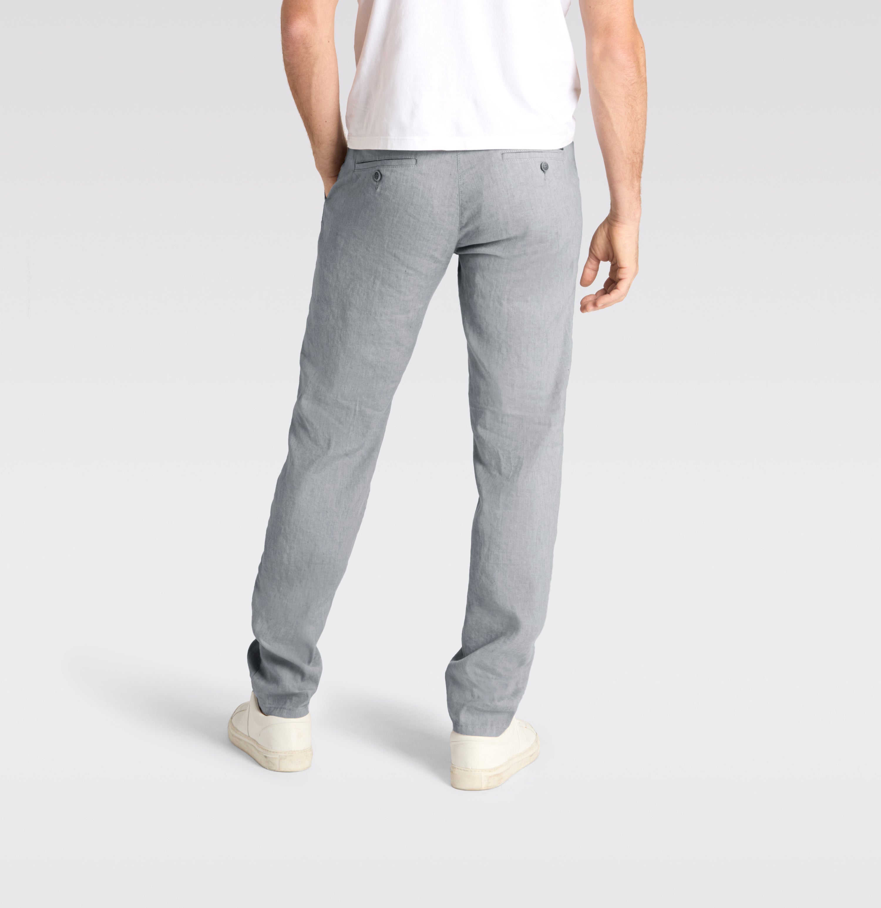 Chino in a flowing linen-viscose blend. | Lennox Sport | silver | Back view of model