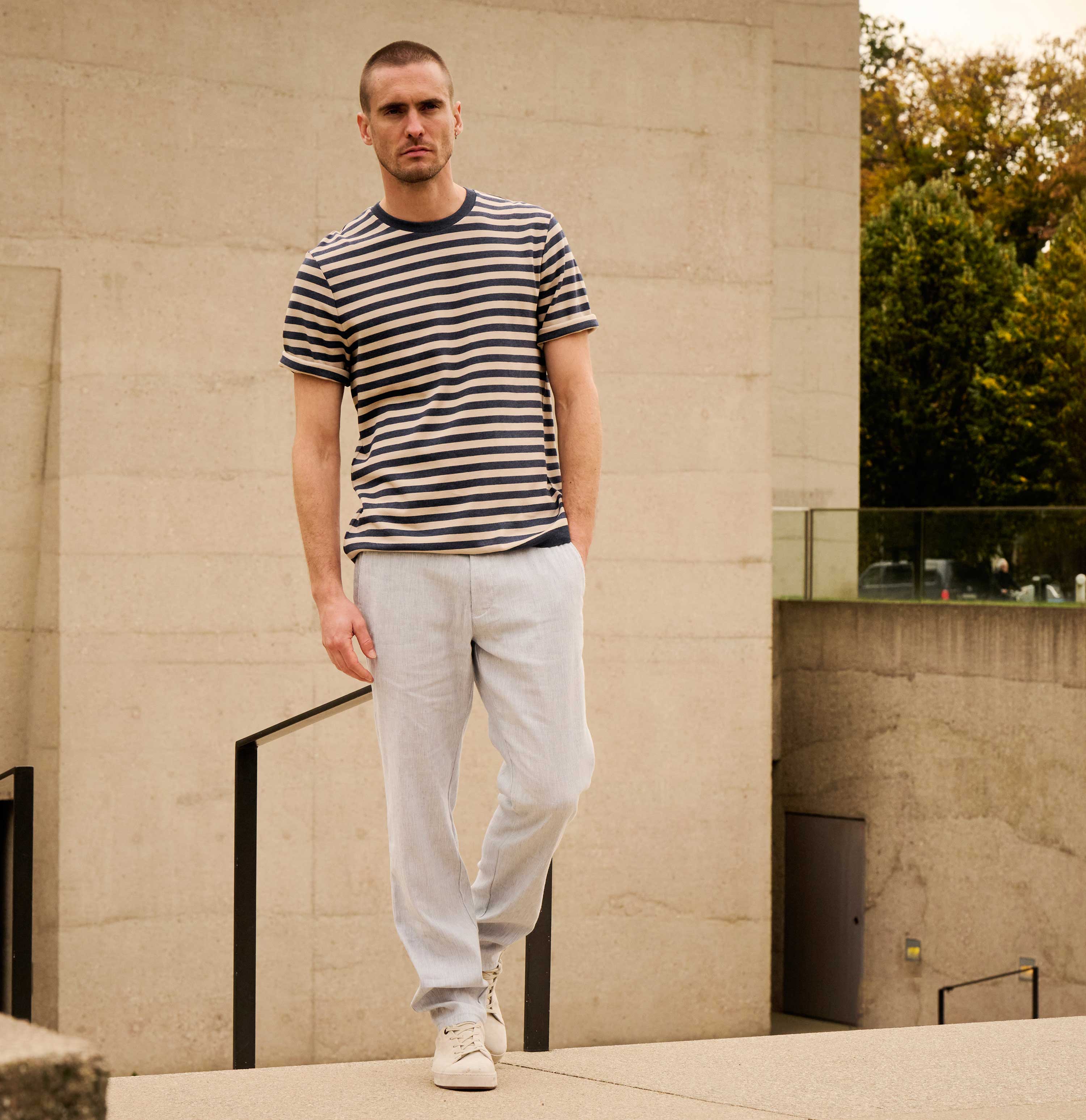 Chino in a flowing linen-viscose blend. | Lennox Sport | silver | Campaign image 3