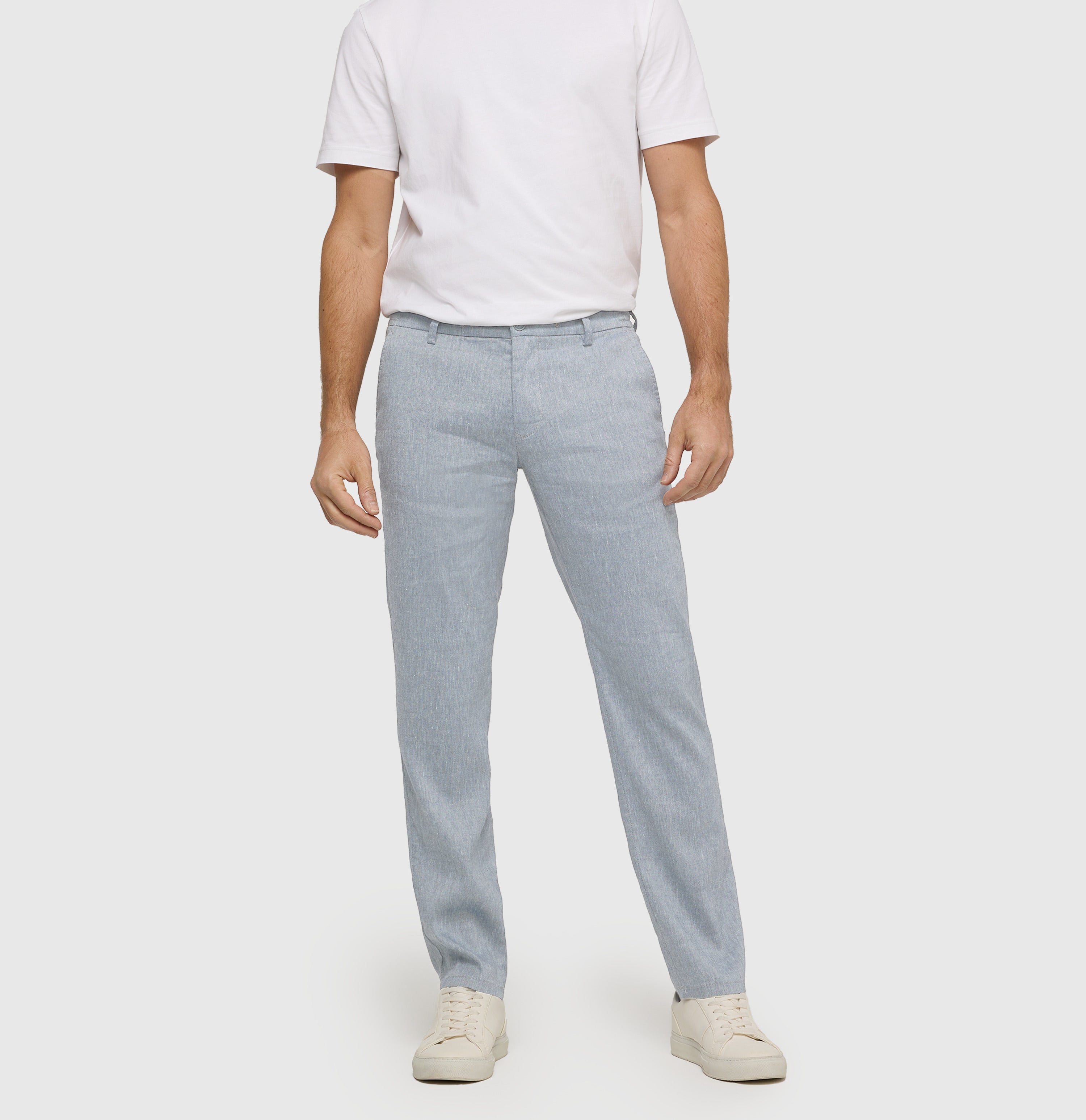 Chino in a flowing linen-viscose blend. | Lennox Sport | capri blue | Front view of model