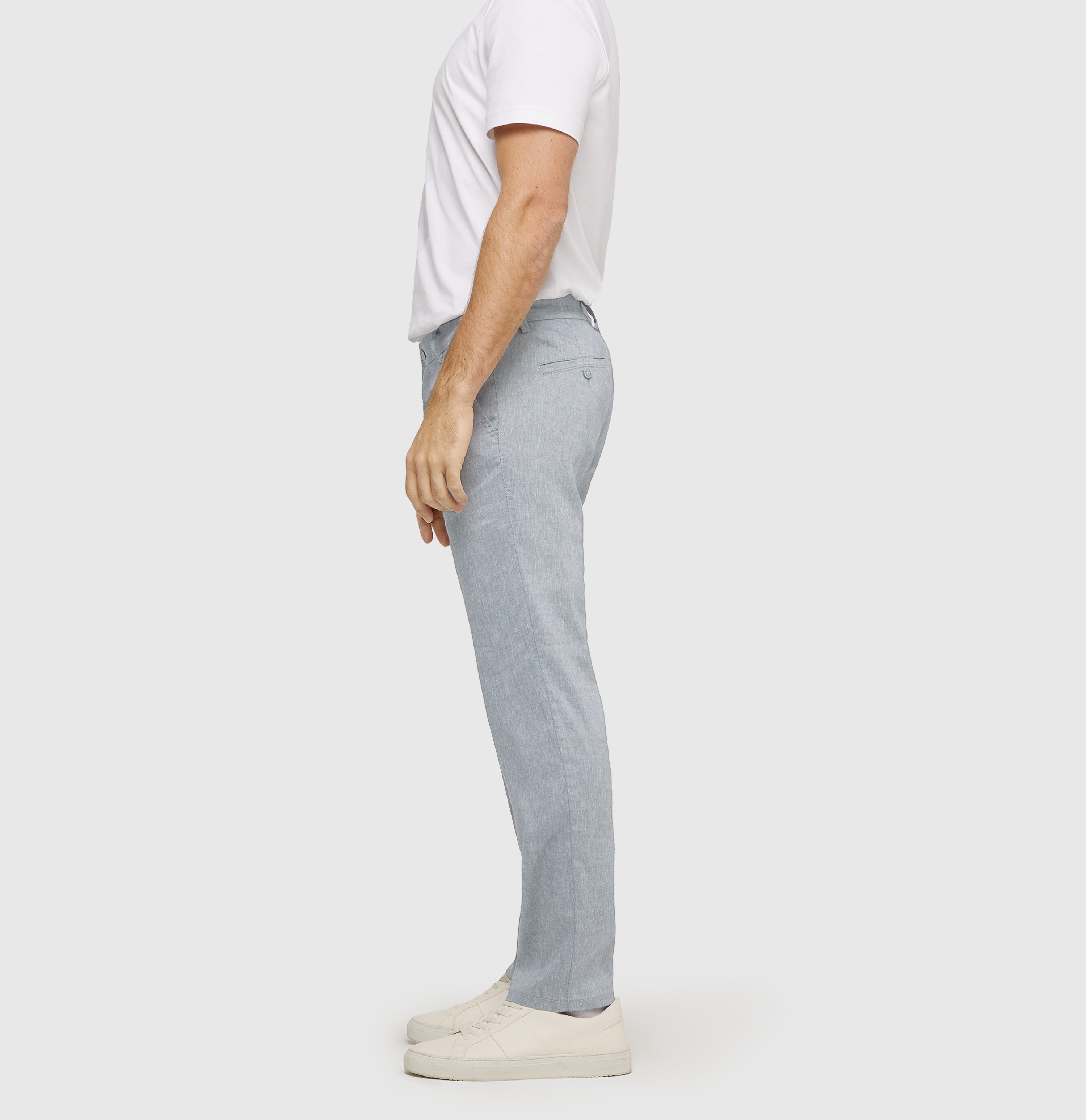 Chino in a flowing linen-viscose blend. | Lennox Sport | capri blue | Side view of model