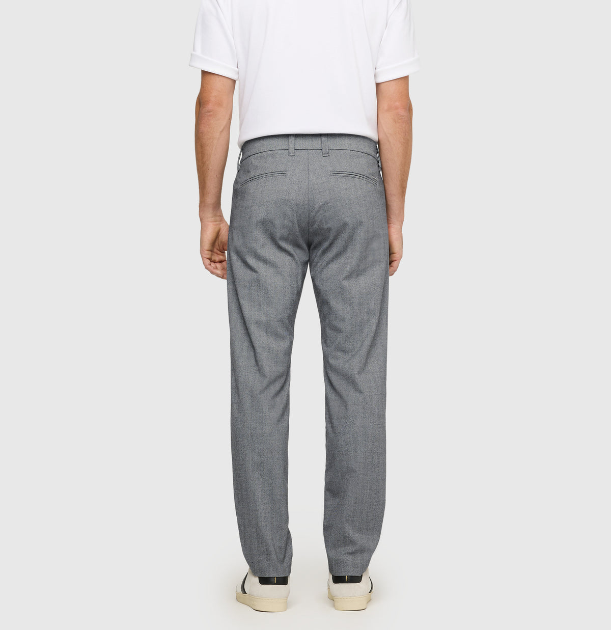 Regular chino with herringbone pattern. | Lennox | light storm grey herringbone | Back view of model