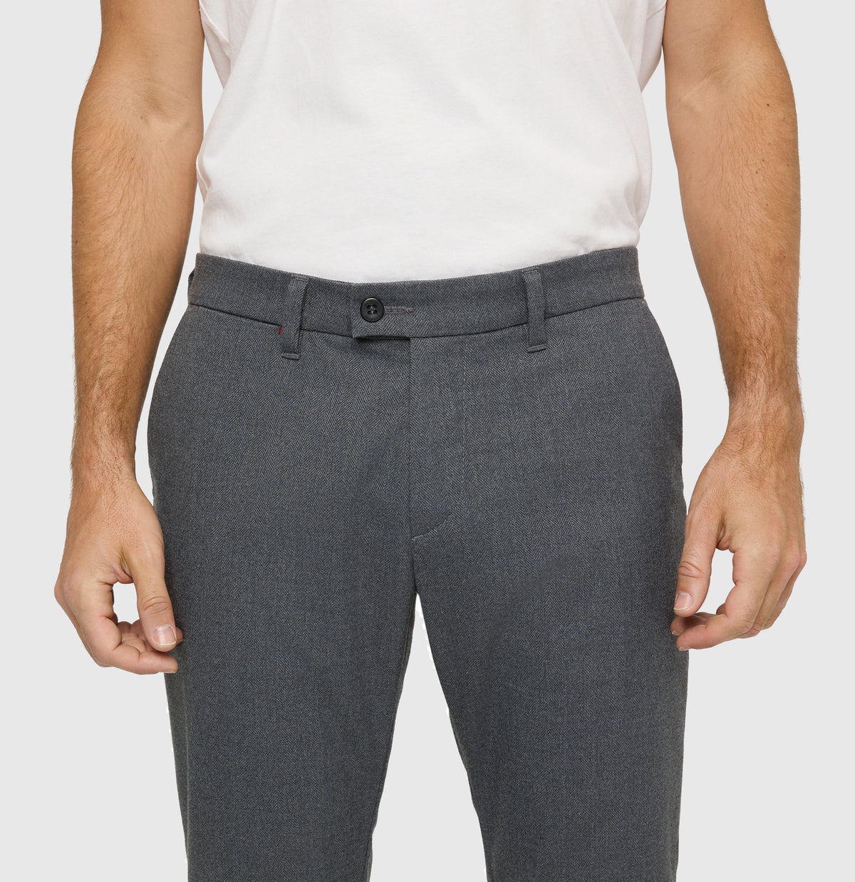 Regular chino with herringbone pattern. | Lennox | grey stone herringbone | Detailed view 3 of model