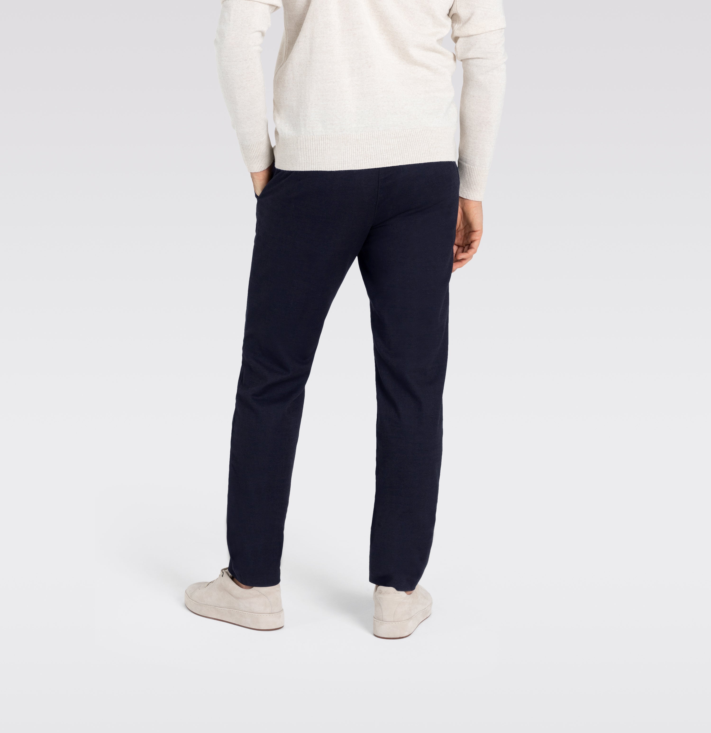 Extra soft corduroy chino in a lyocell blend. With a fine shine. | Lennox | midnight blue | Back view of model