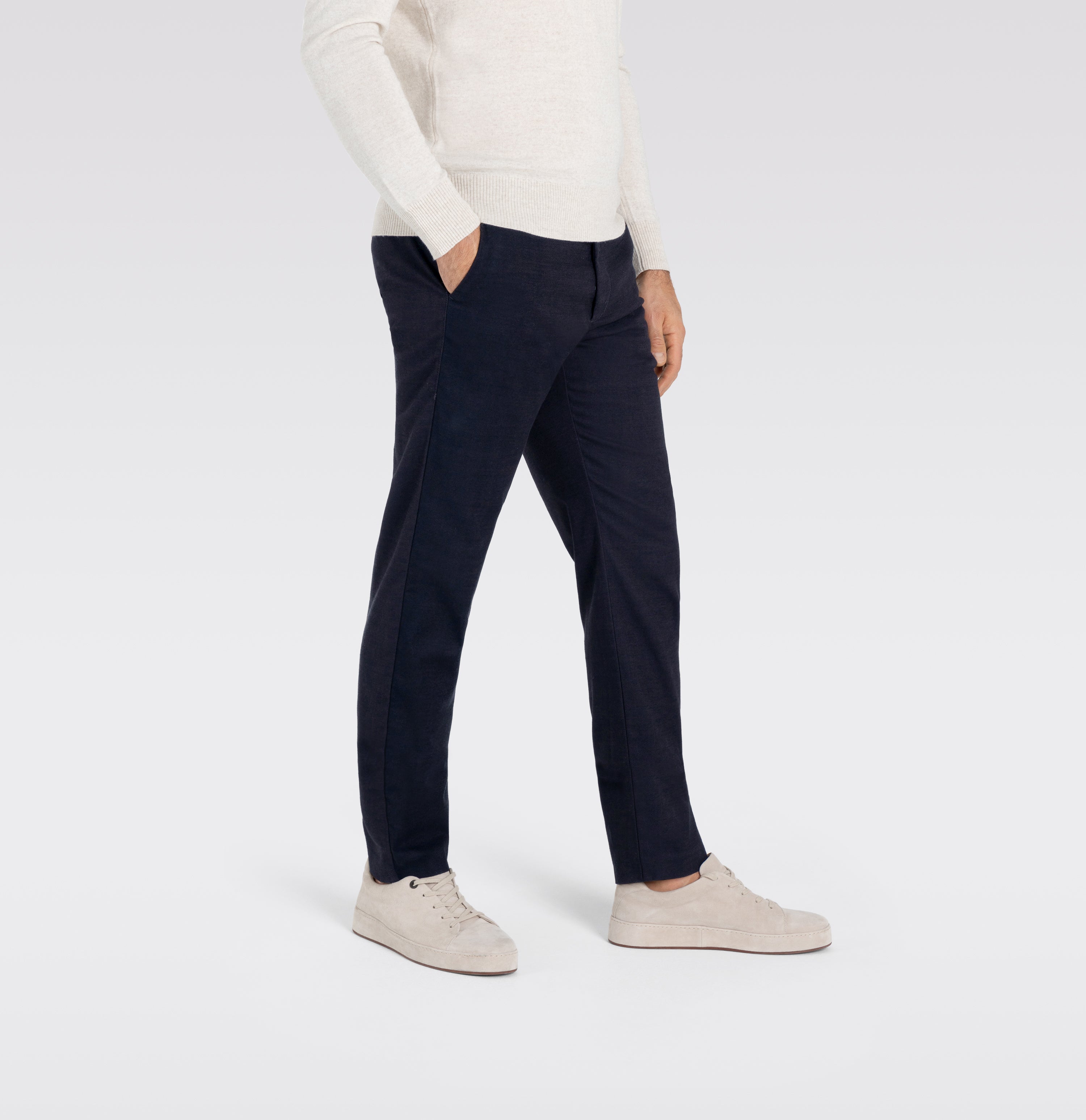 Extra soft corduroy chino in a lyocell blend. With a fine shine. | S-NAME | S-FBBZ | Detailed view 3 of model