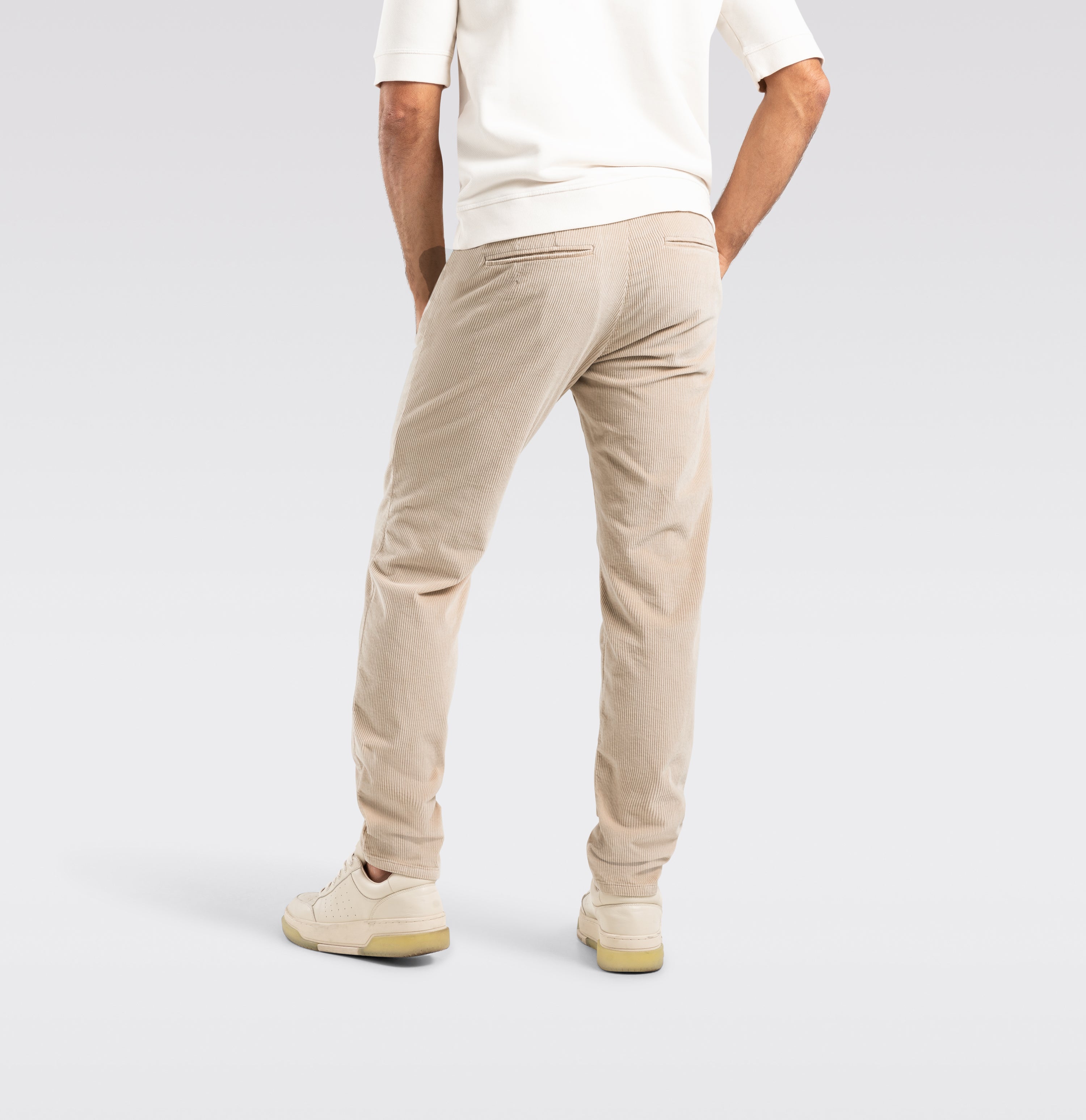 Extra soft corduroy chino in a lyocell blend. With a fine shine. | Lennox | kitt | Back view of model