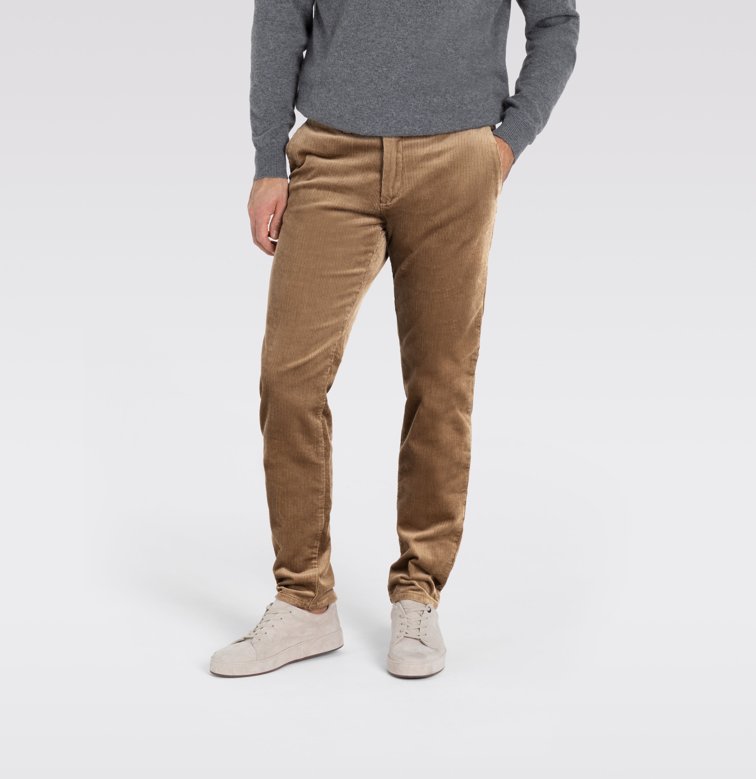 Extra soft corduroy chino in a lyocell blend. With a fine shine. | Lennox | toasted coconut | Front view of model