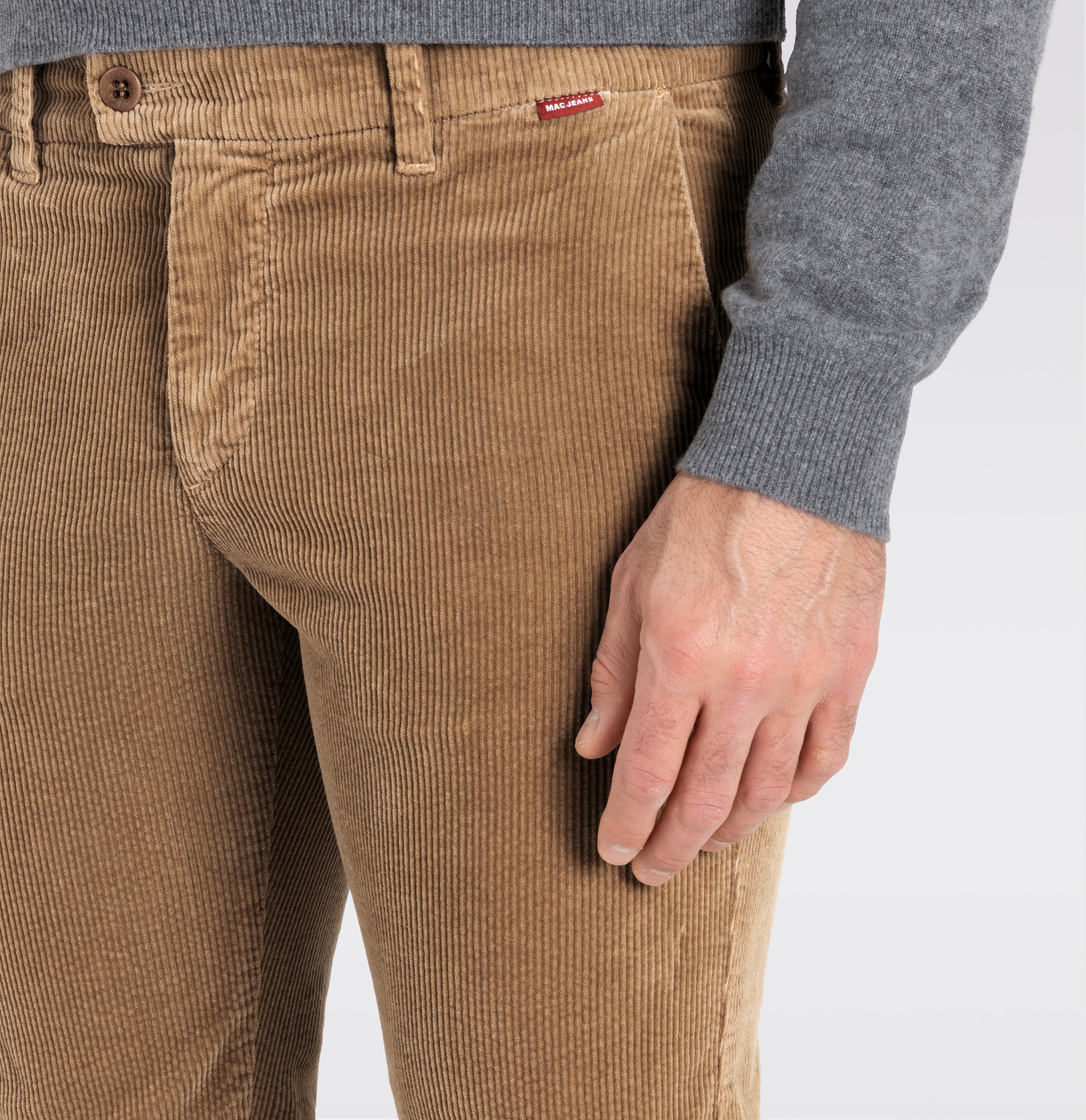 Extra soft corduroy chino in a lyocell blend. With a fine shine. | Lennox | toasted coconut | Side view of model