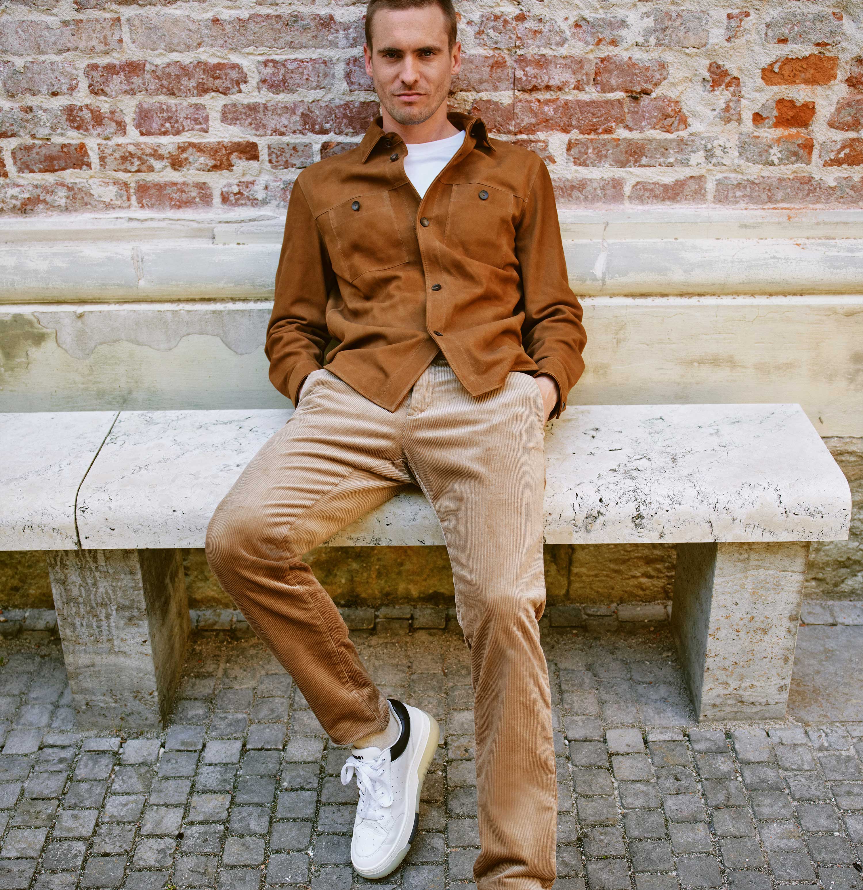 Extra soft corduroy chino in a lyocell blend. With a fine shine. | Lennox | toasted coconut | Full-body of model