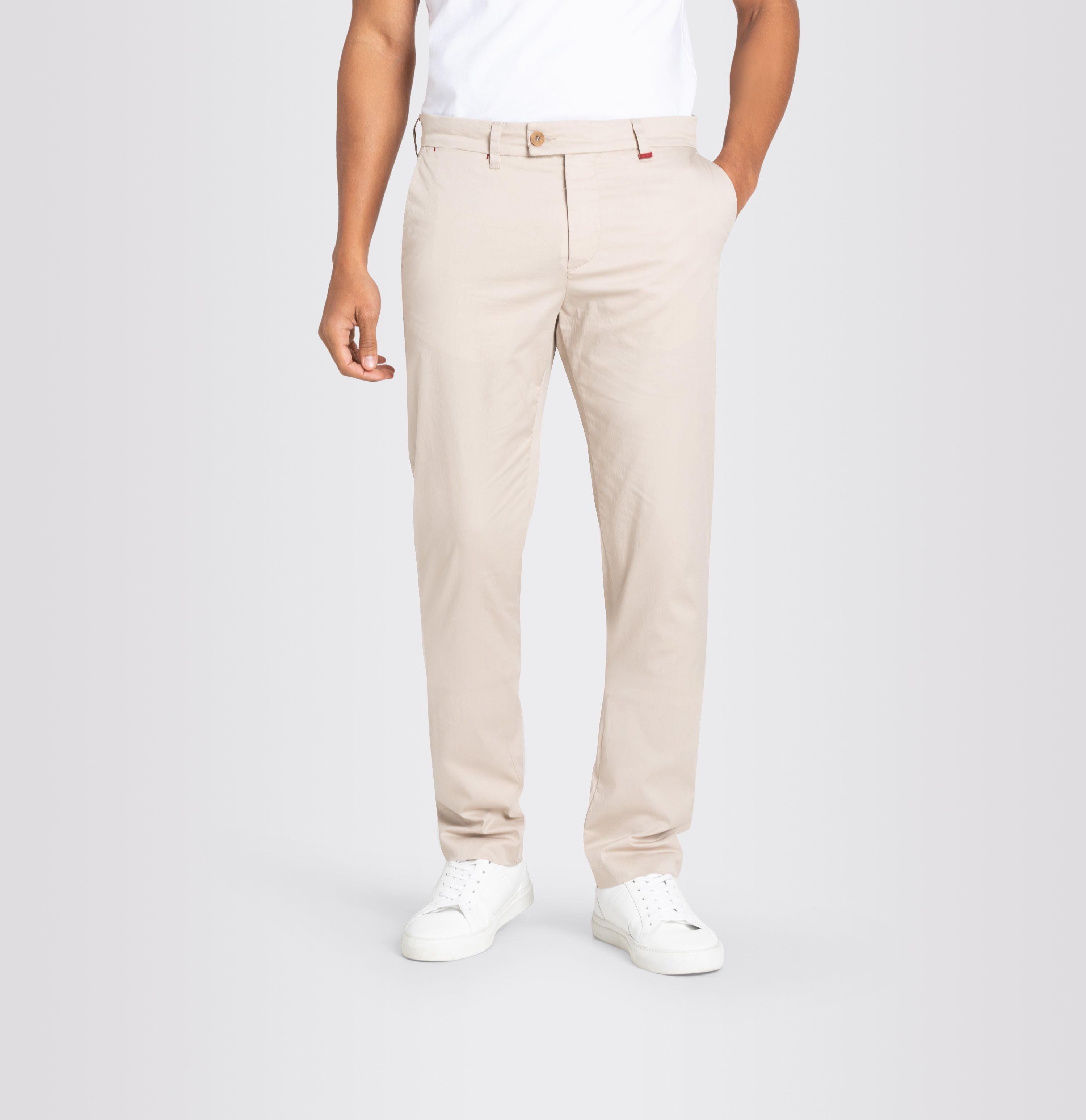 Exquisite modern fit chino in a light, cooling material. | S-NAME | S-FBBZ | Front view of model