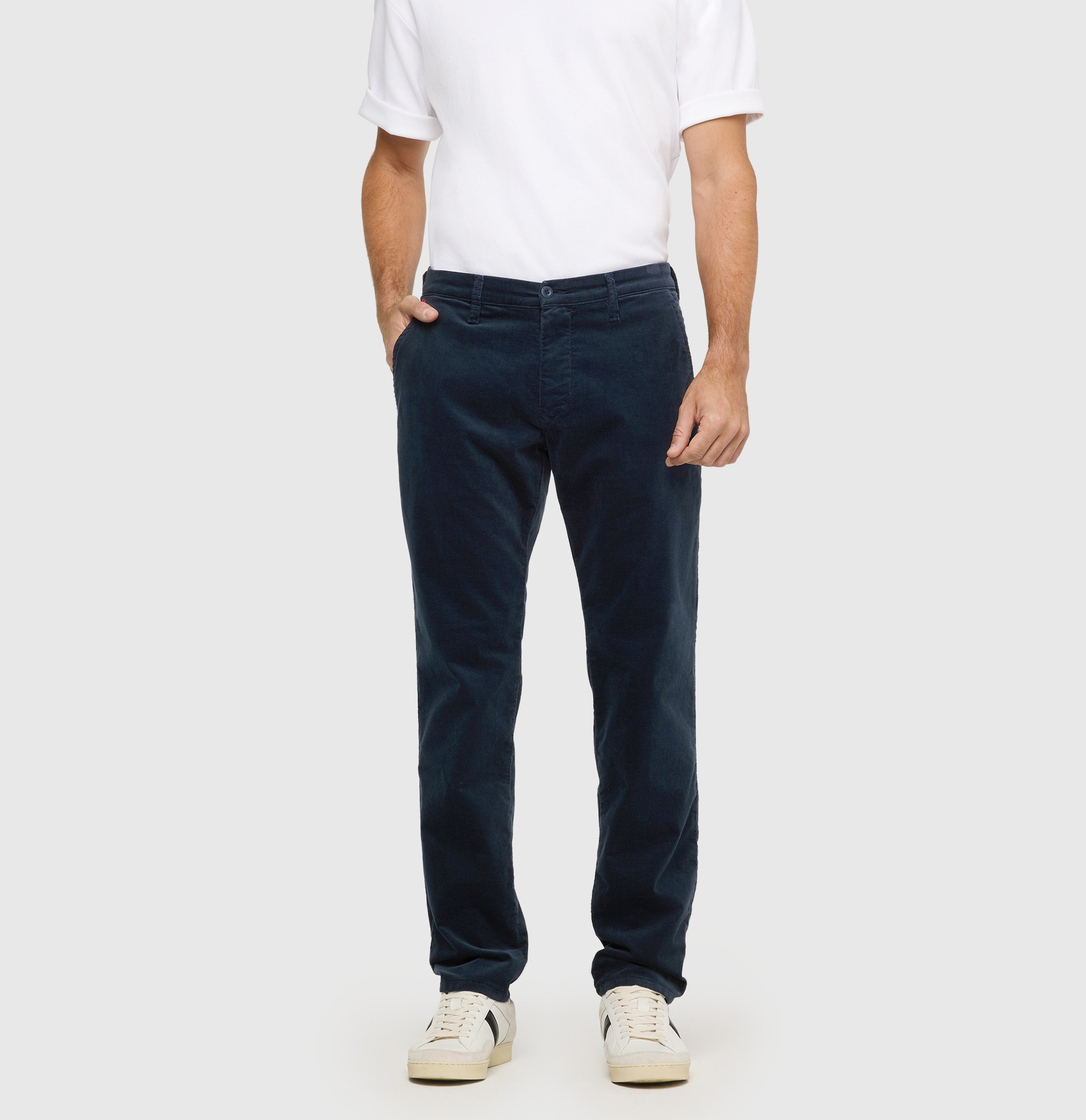 Driver chinos made of soft, fine corduroy. | Driver Pants | midnight blue | Front view of model