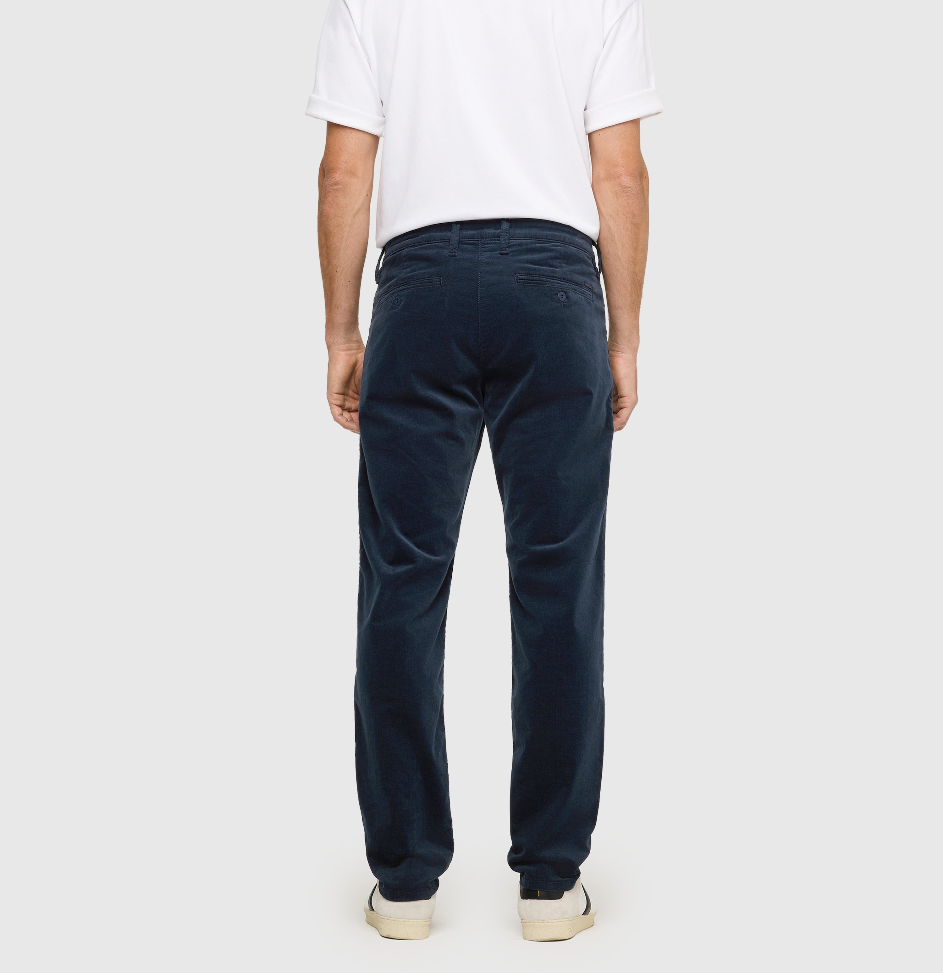 Driver chinos made of soft, fine corduroy. | Driver Pants | midnight blue | Back view of model