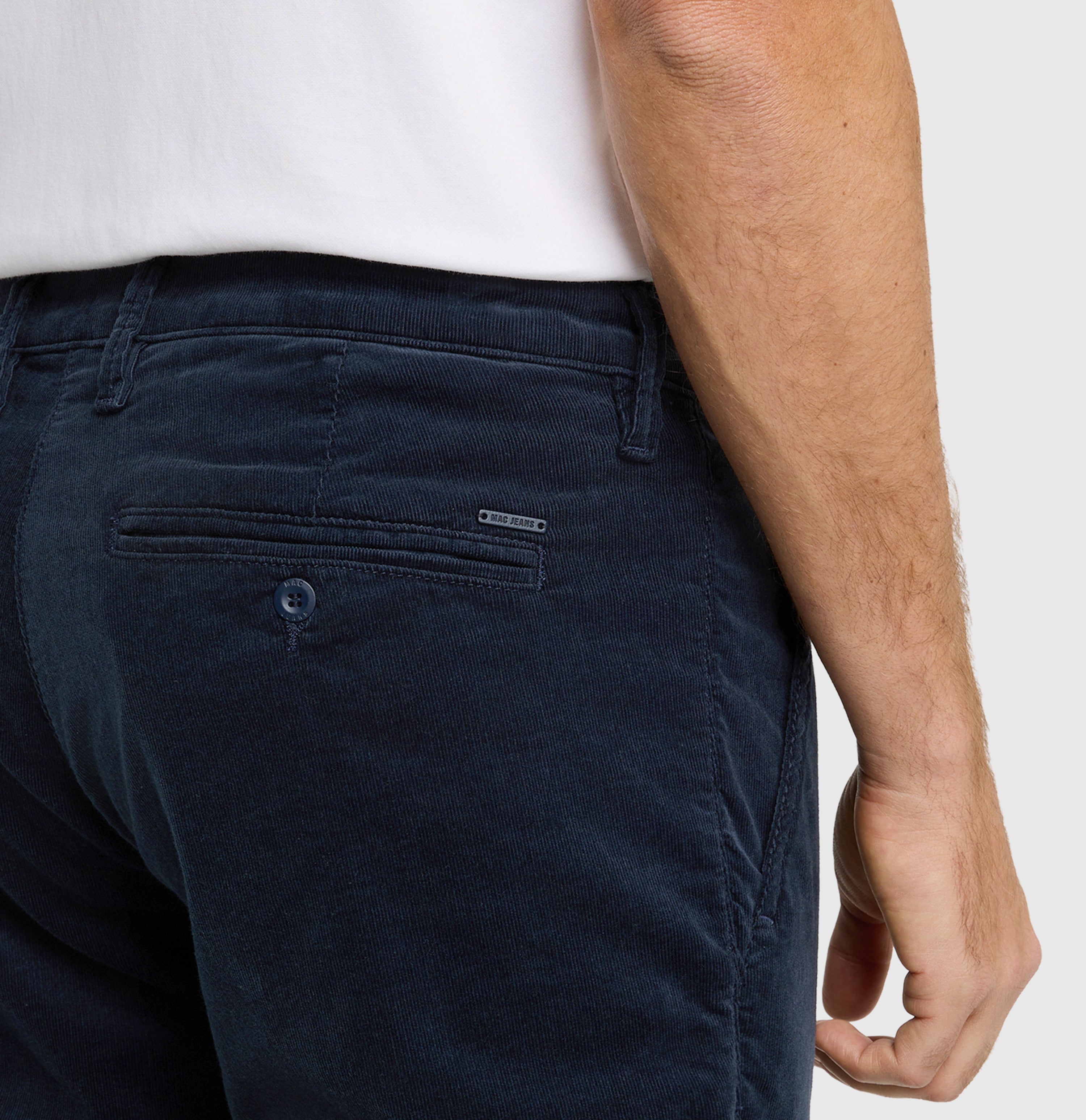 Driver chinos made of soft, fine corduroy. | Driver Pants | midnight blue | Side view of model
