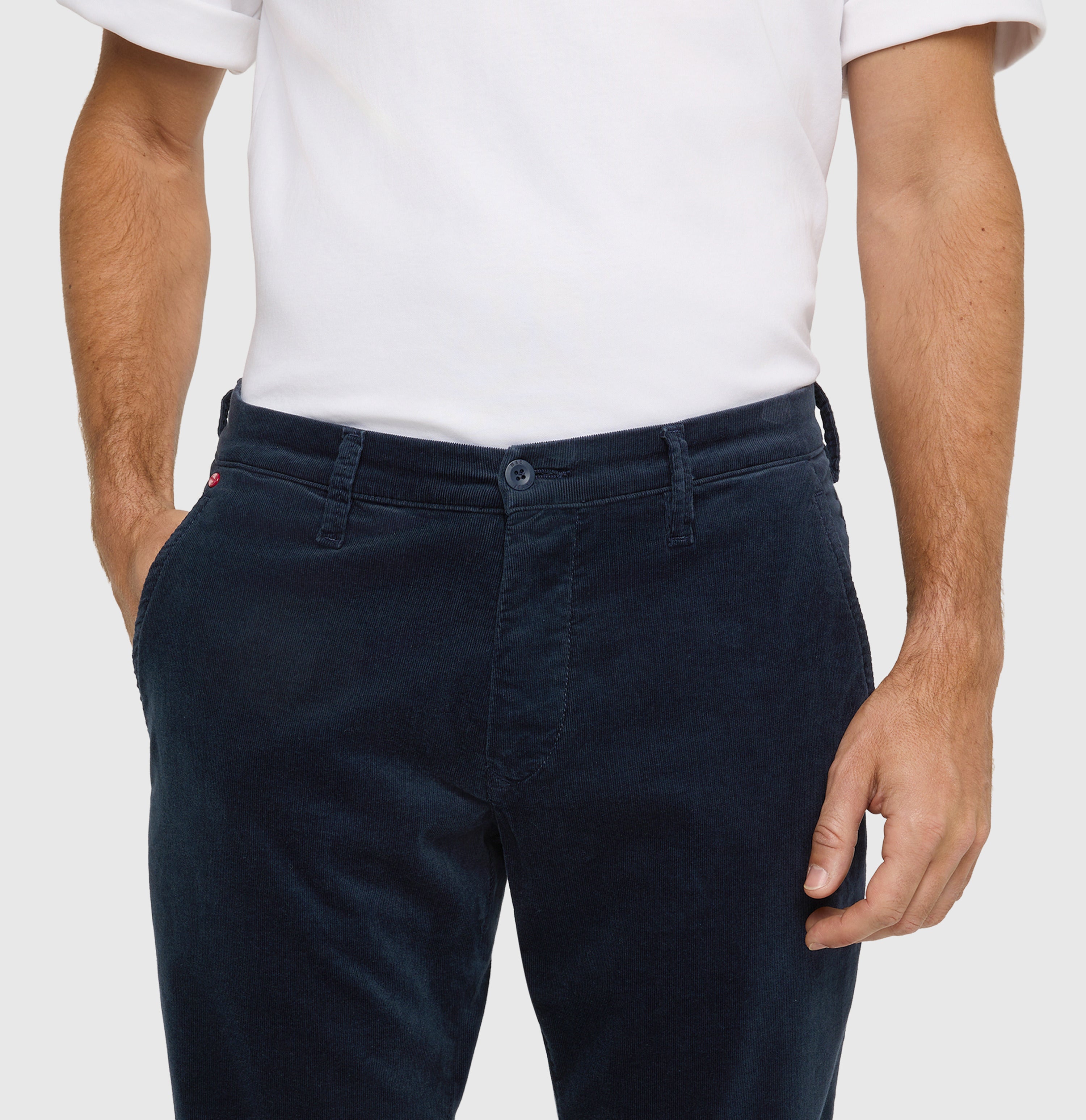 Driver chinos made of soft, fine corduroy. | Driver Pants | midnight blue | Detailed view 2 of model