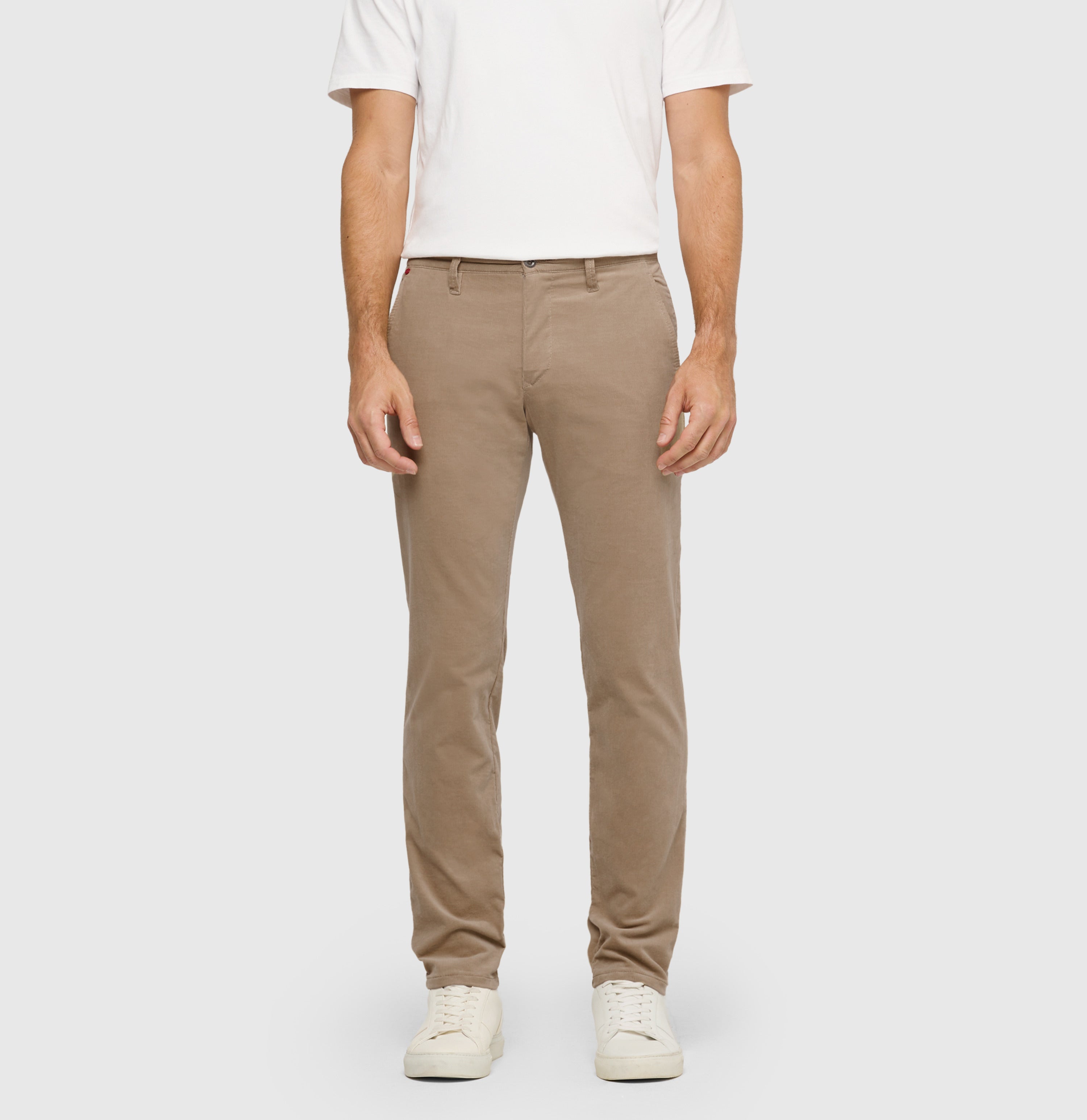 Driver chinos made of soft, fine corduroy. | Driver Pants | golden terra | Front view of model